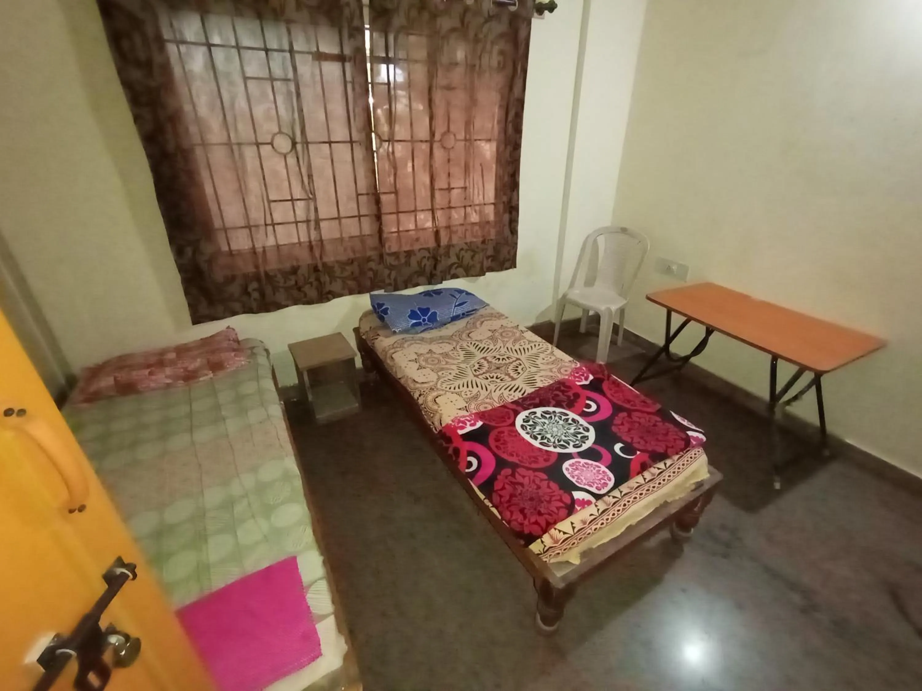 Photo of the whole room, Bed in Professionals Pride PG