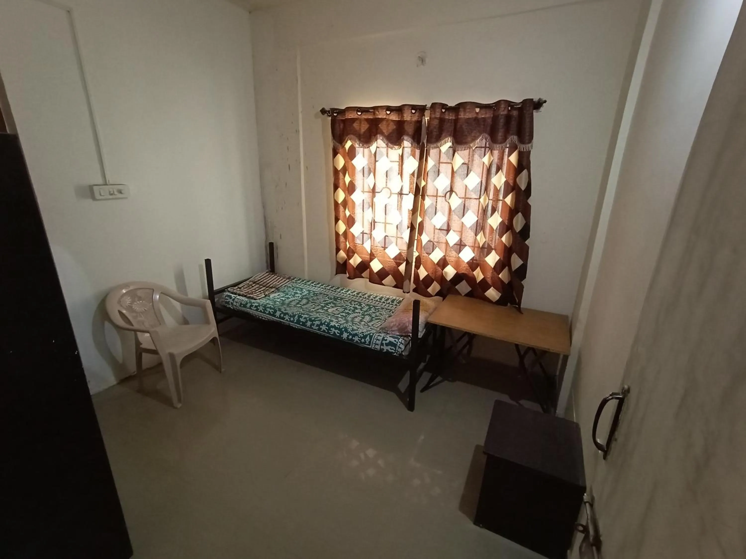 Living room, Bed in Professionals Pride PG