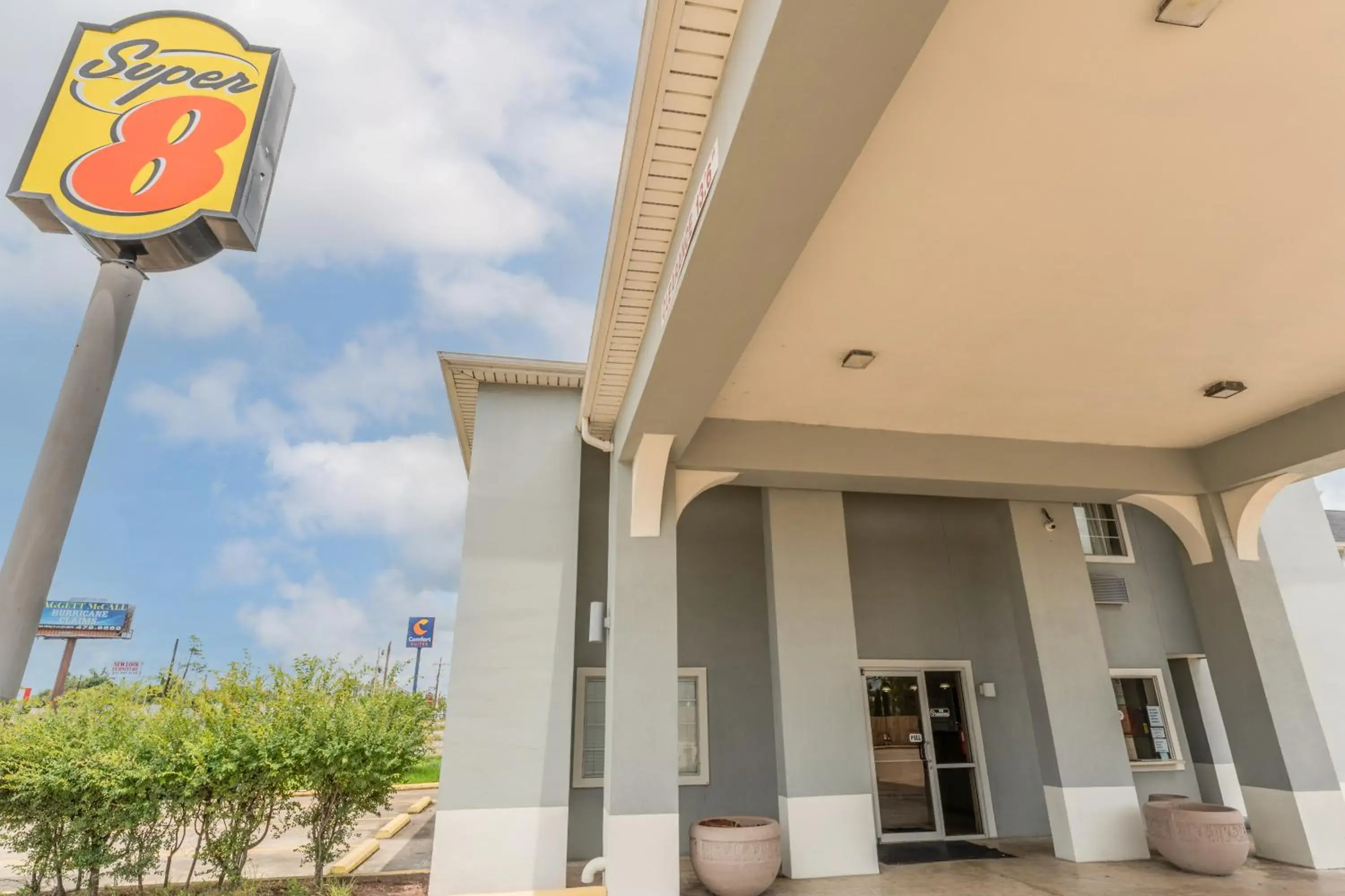 Property building in Super 8 by Wyndham Lake Charles Northeast Property building in Super 8 by Wyndham Lake Charles Northeast