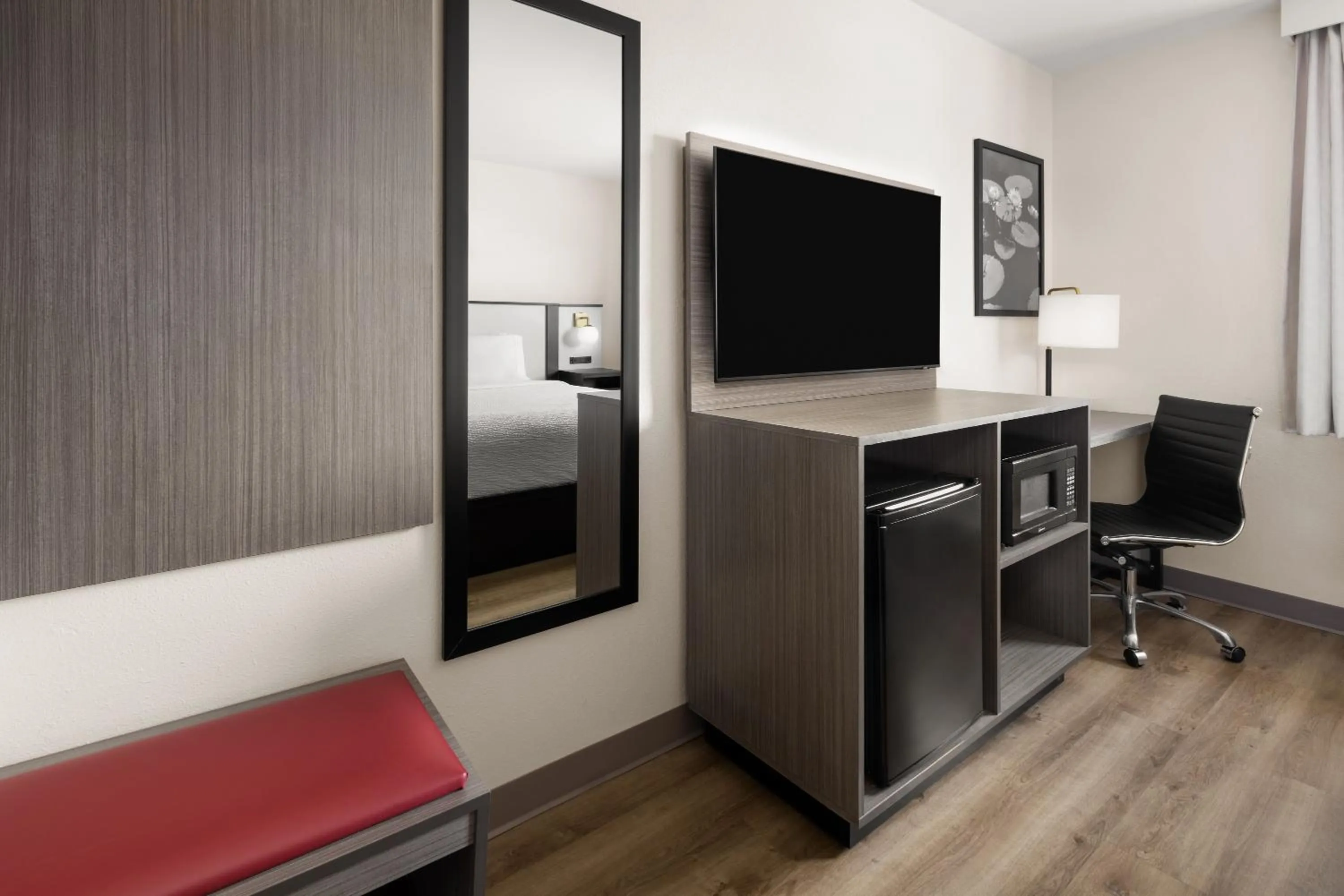 TV and multimedia, Bed in Ramada by Wyndham York Harrisburg Hershey