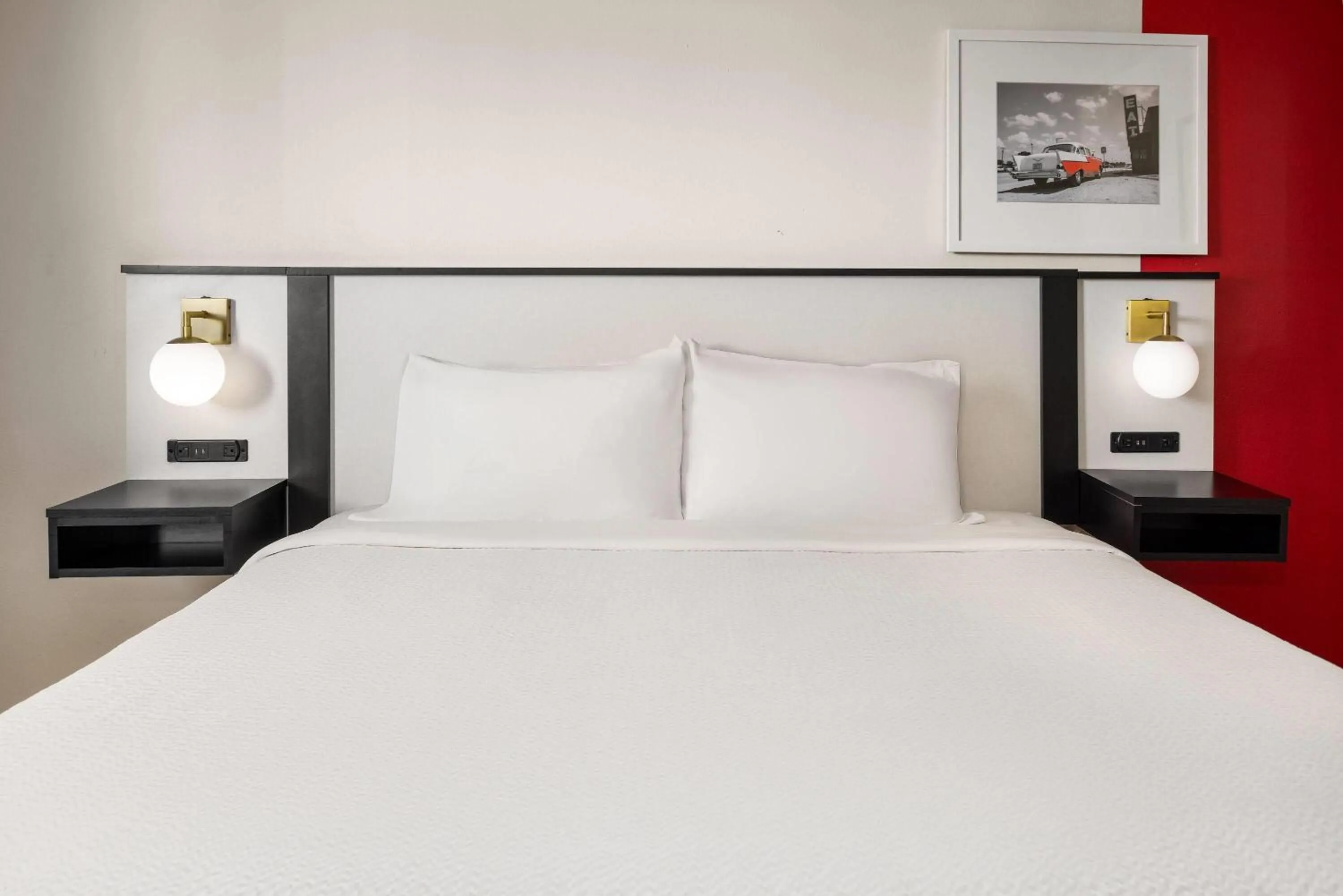 Photo of the whole room, Bed in Ramada by Wyndham York Harrisburg Hershey