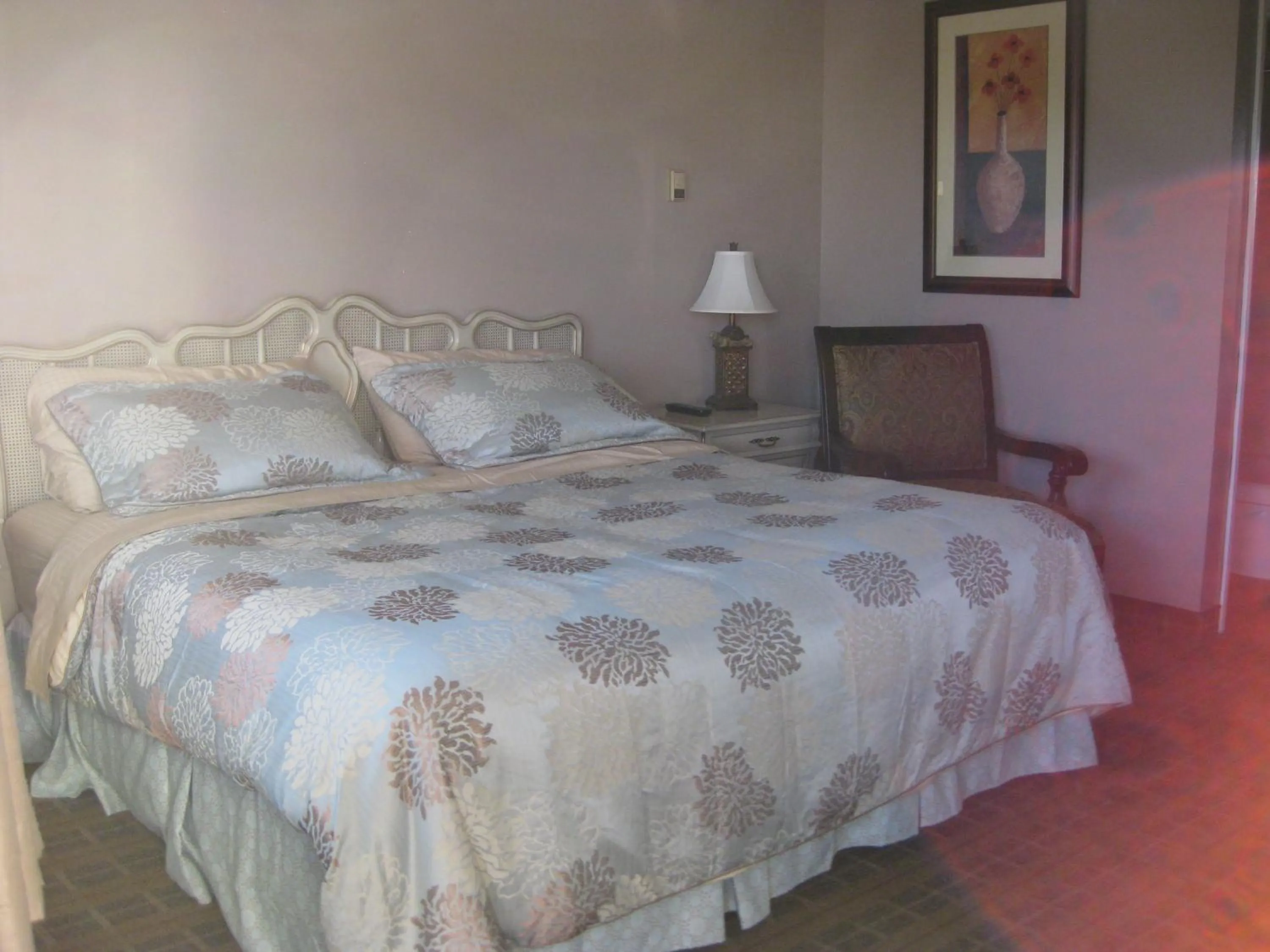 Bedroom, Bed in King's Motel & Restaurant