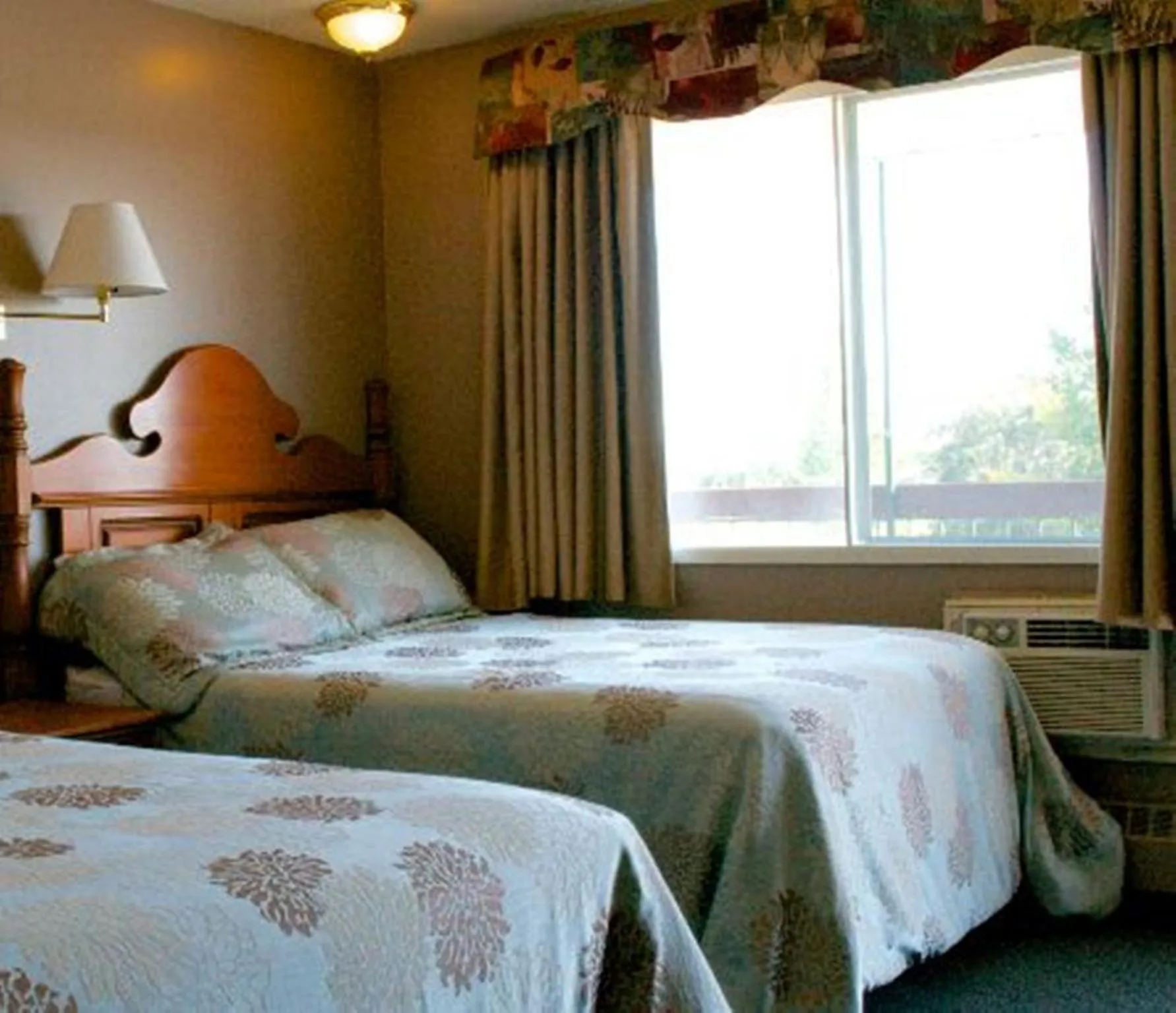 Bedroom, Bed in King's Motel & Restaurant