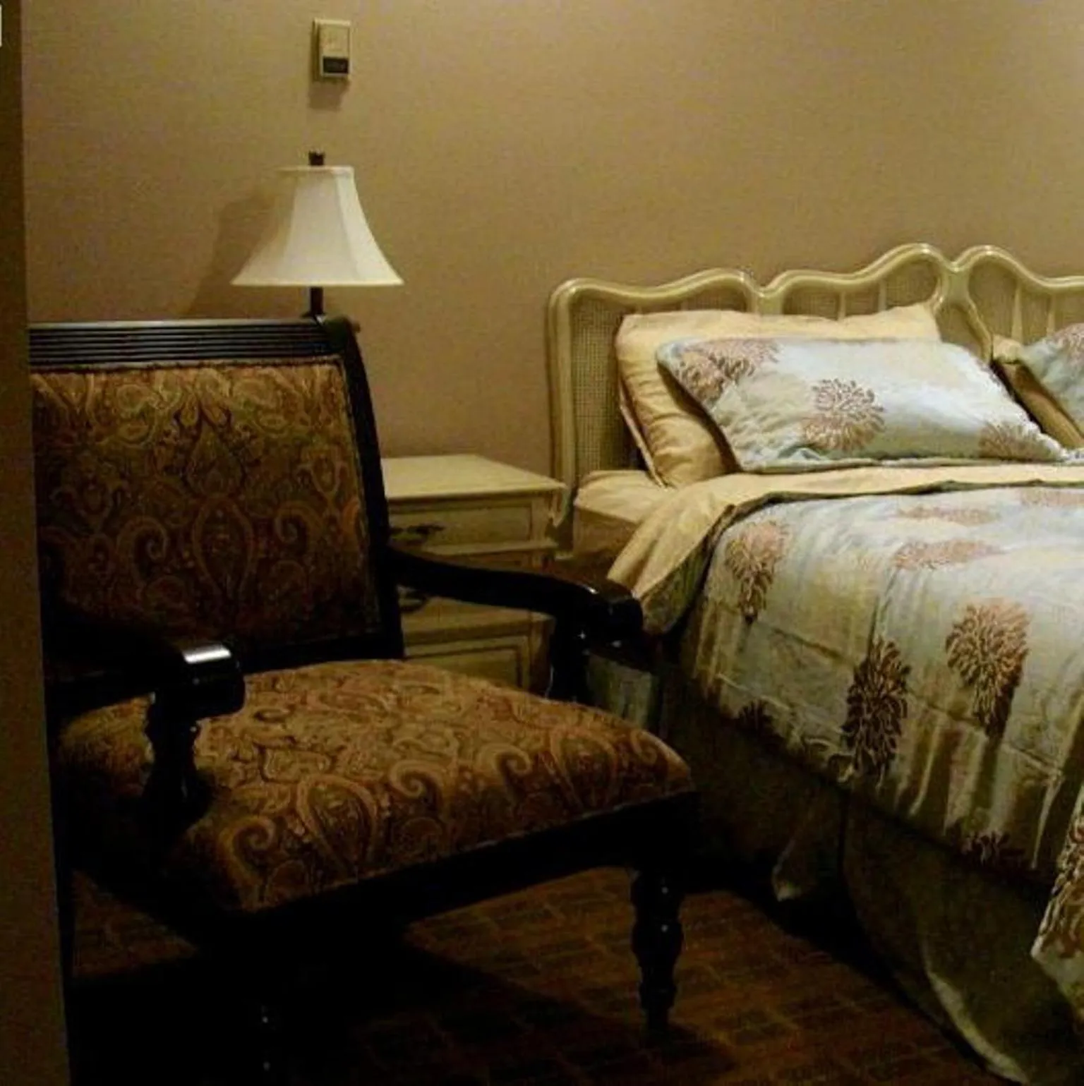 Bedroom, Bed in King's Motel & Restaurant