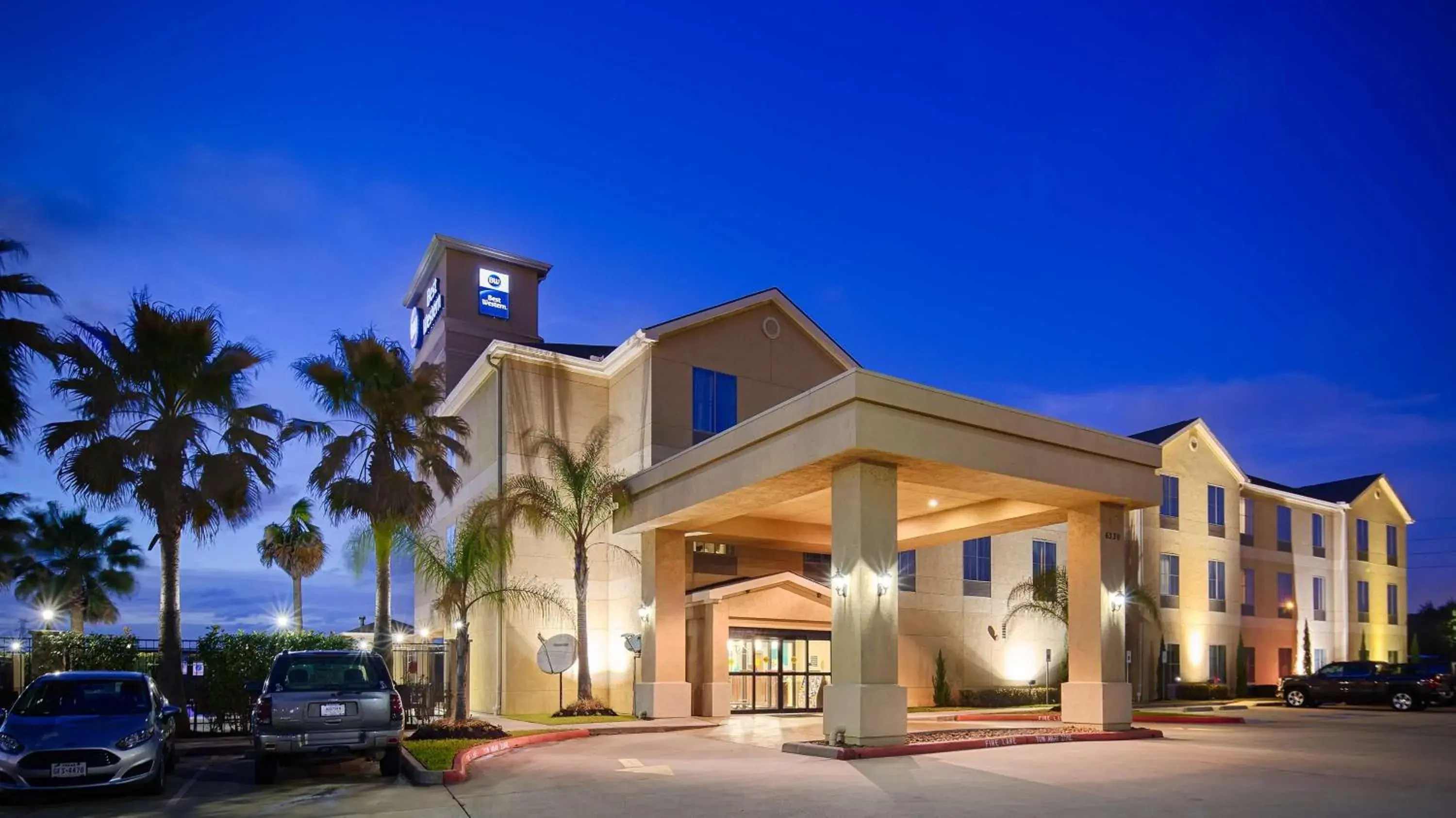 Property building in Best Western Sugarland Inn Property building in Best Western Sugarland Inn