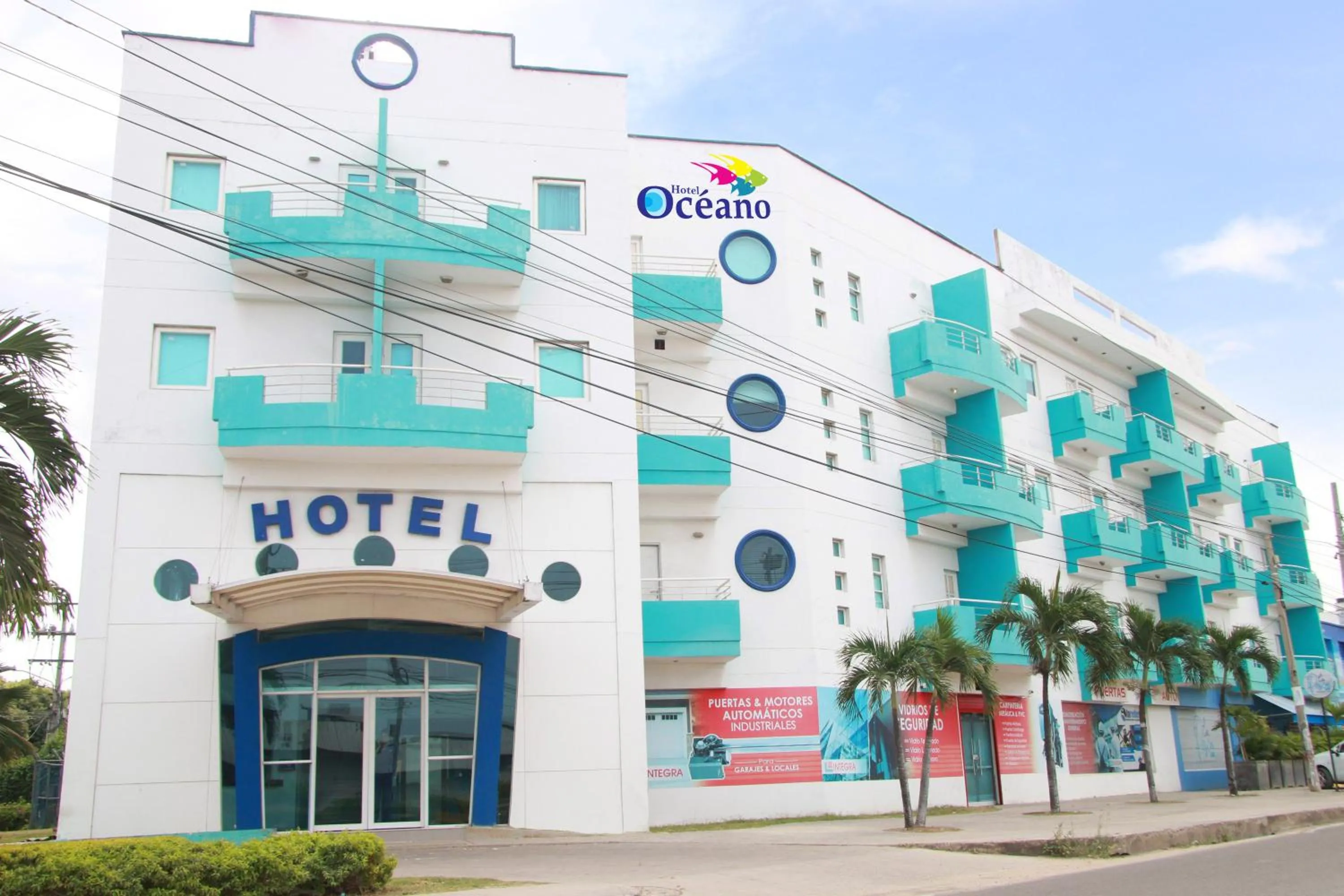 Property building in Ayenda 1801 El Oceano