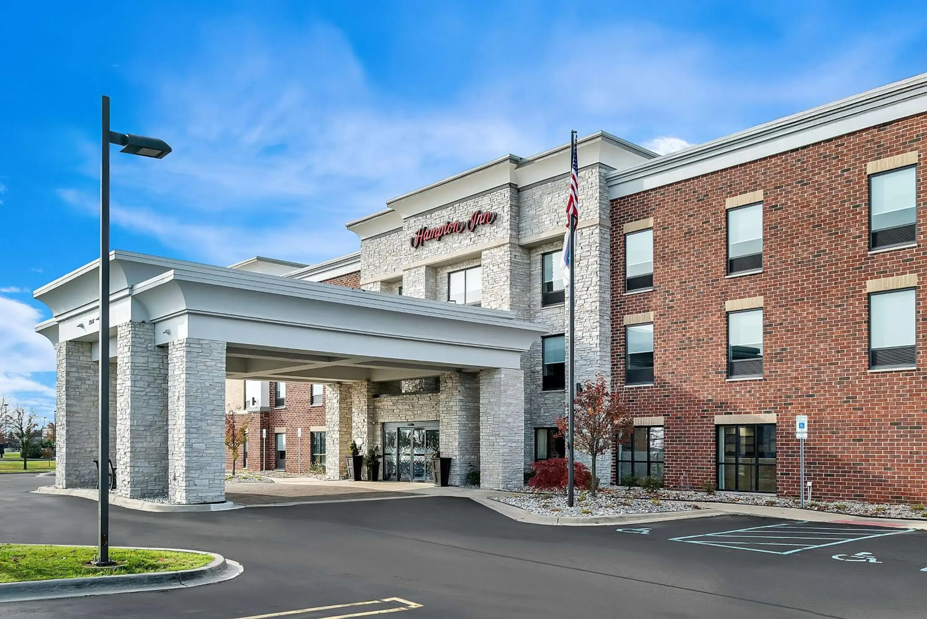 Property building in Hampton Inn Detroit/Auburn Hills-North Property building in Hampton Inn Detroit/Auburn Hills-North