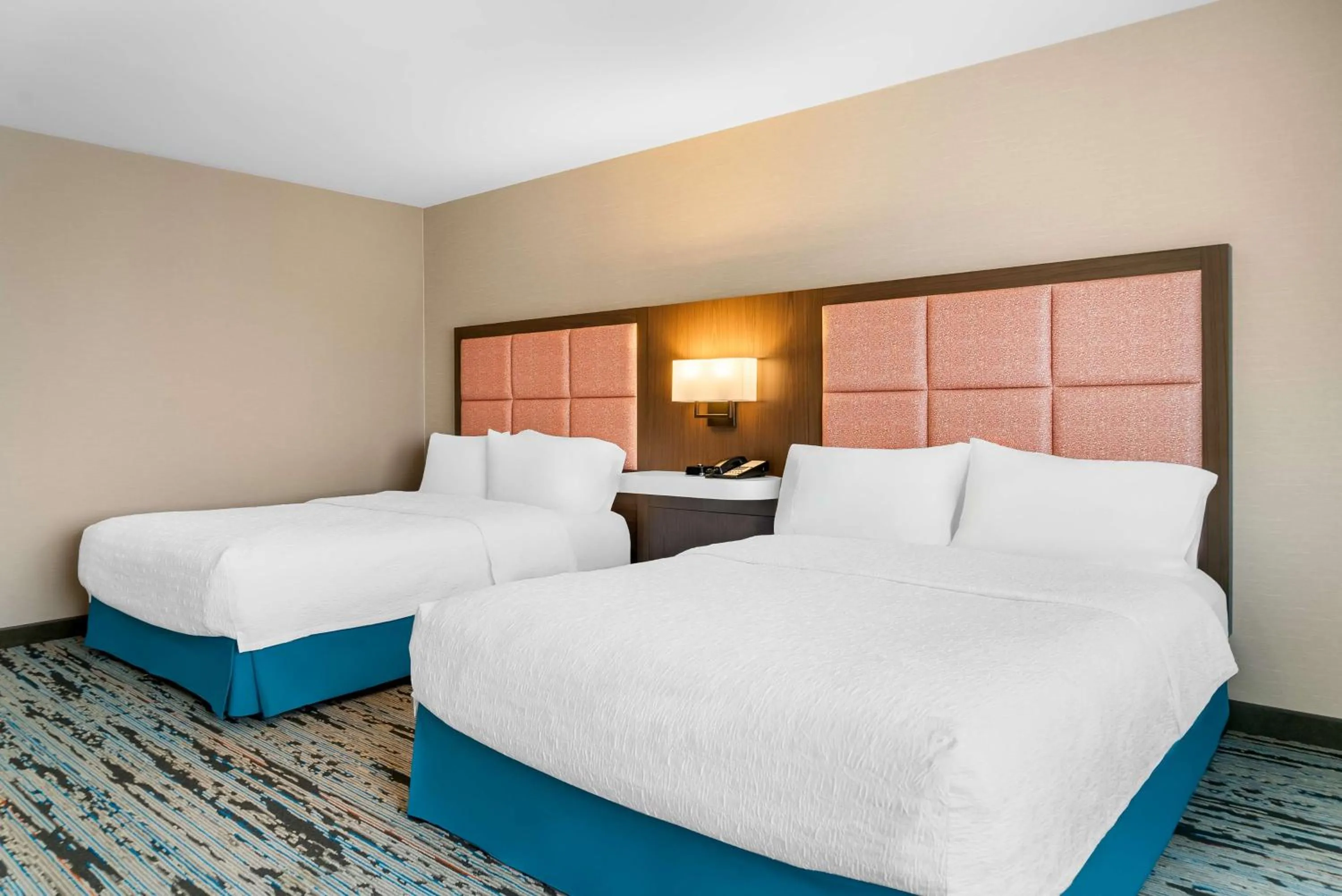 Bed in Hampton Inn Detroit/Auburn Hills-North