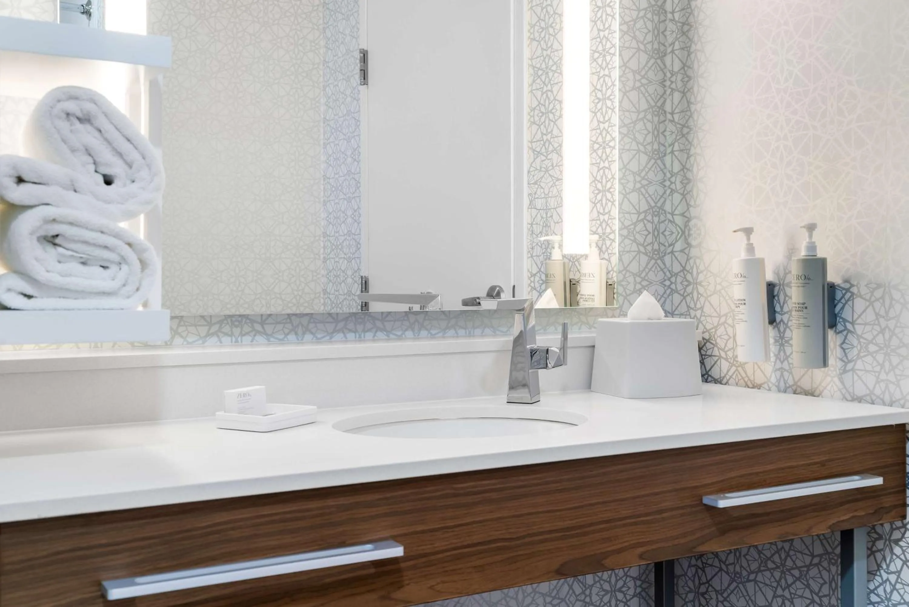 Bathroom in Hampton Inn Detroit/Auburn Hills-North