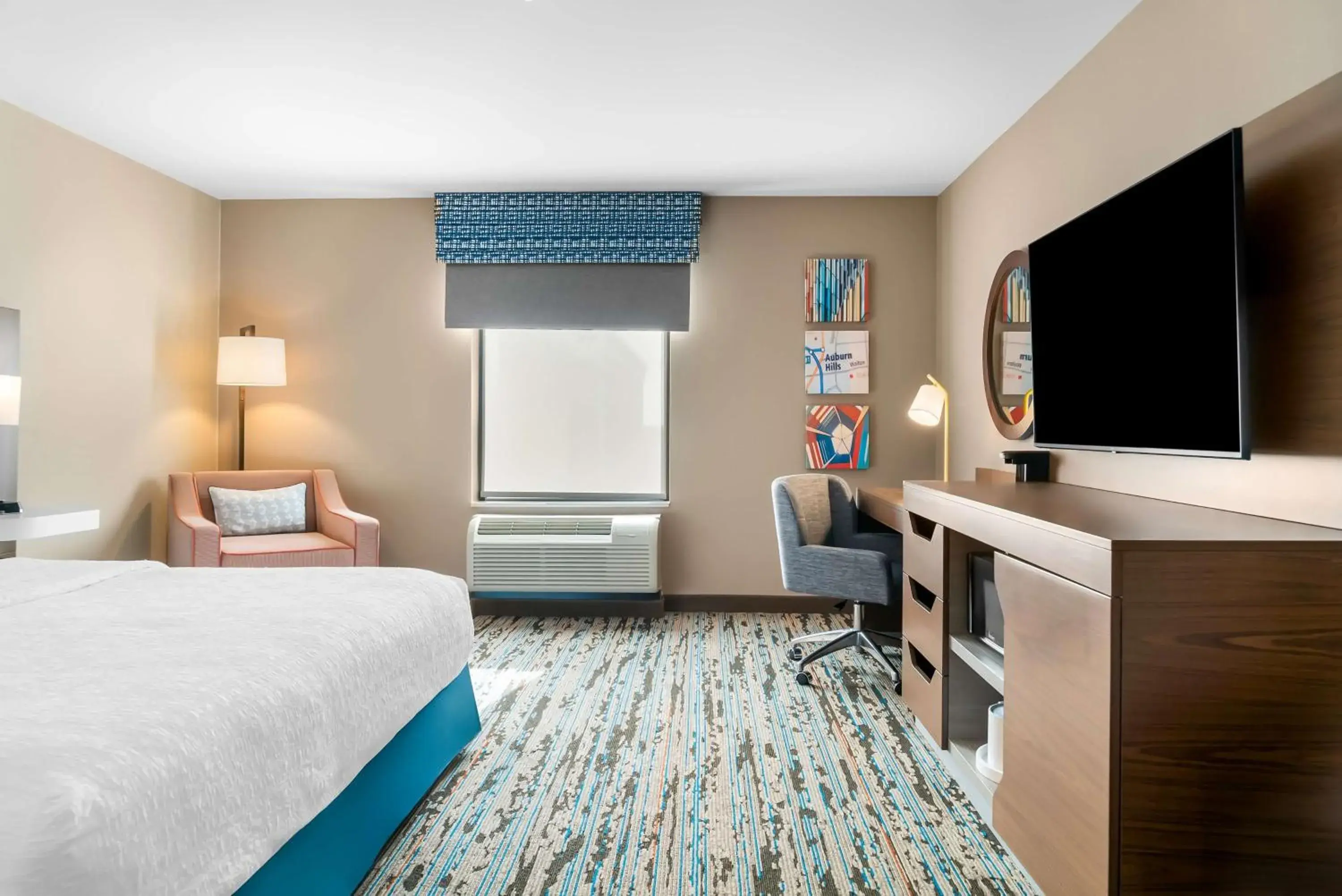 Bed in Hampton Inn Detroit/Auburn Hills-North Bed in Hampton Inn Detroit/Auburn Hills-North