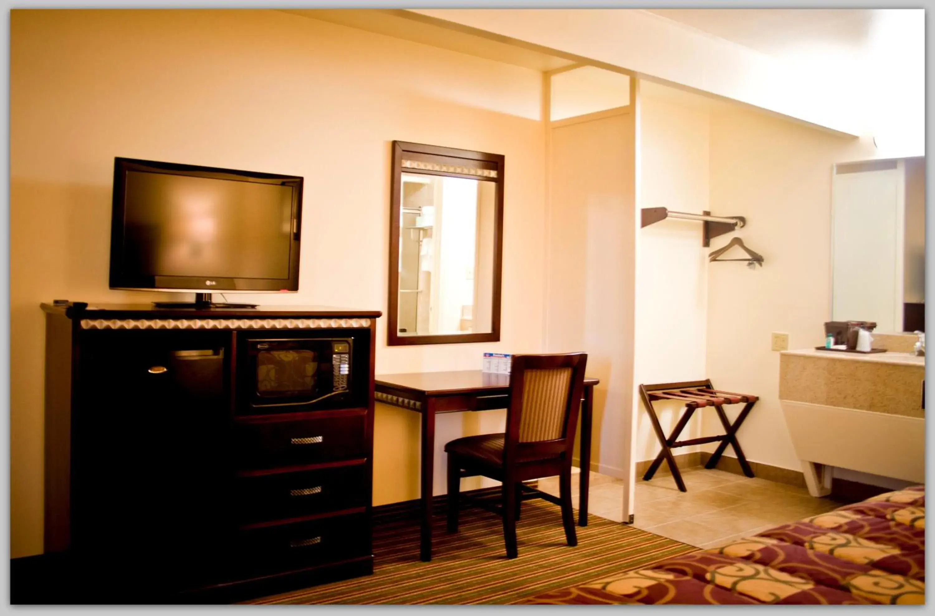 TV and multimedia, Bed in Whispering Palms Inn TV and multimedia, Bed in Whispering Palms Inn