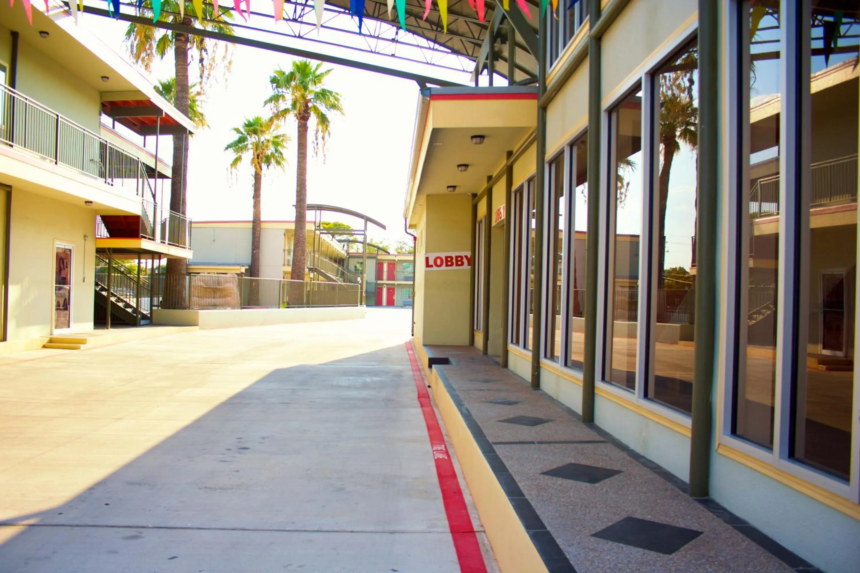 Facade/entrance in Whispering Palms Inn