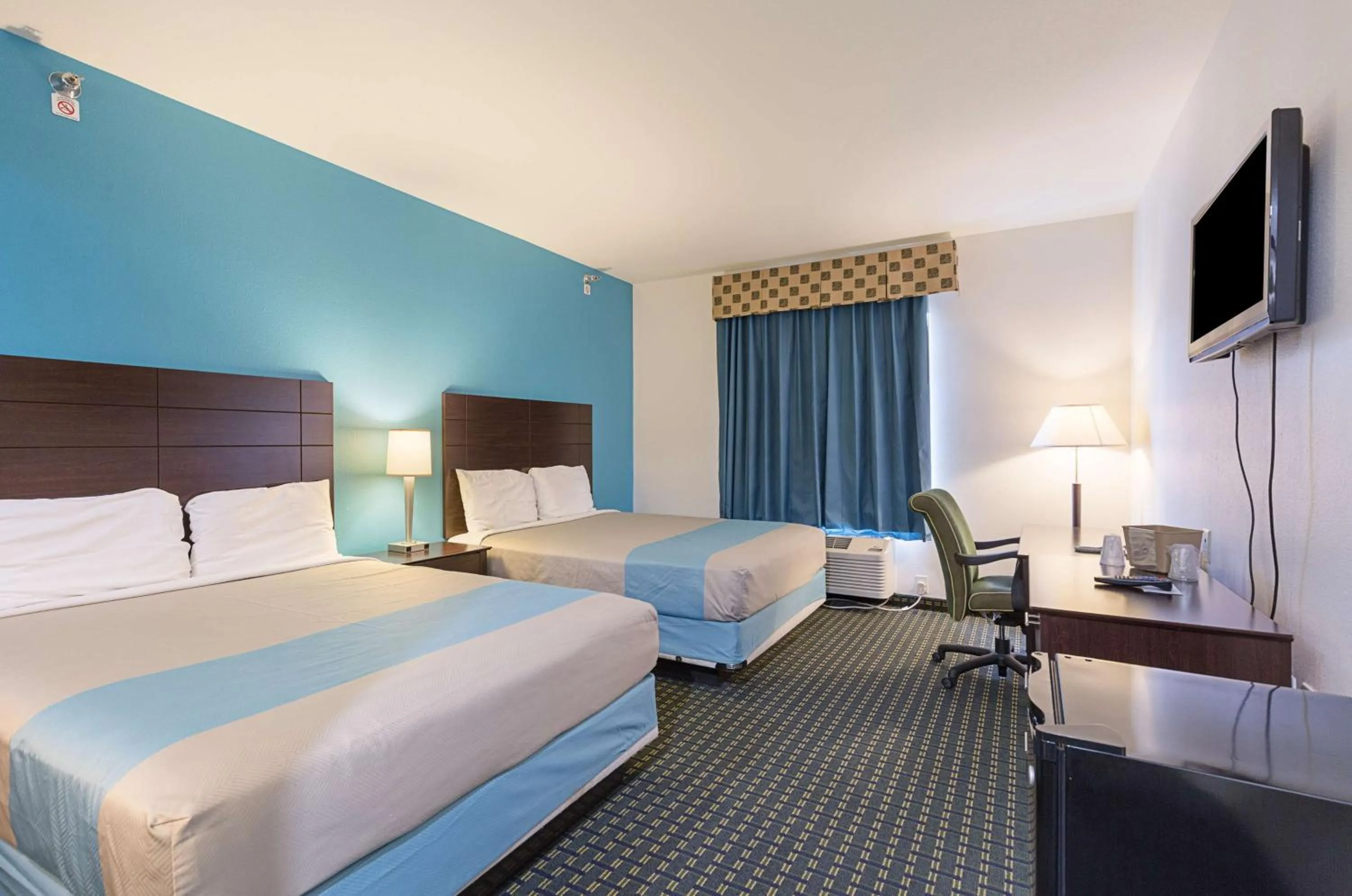 Photo of the whole room, Bed in Budget Inn Ganado