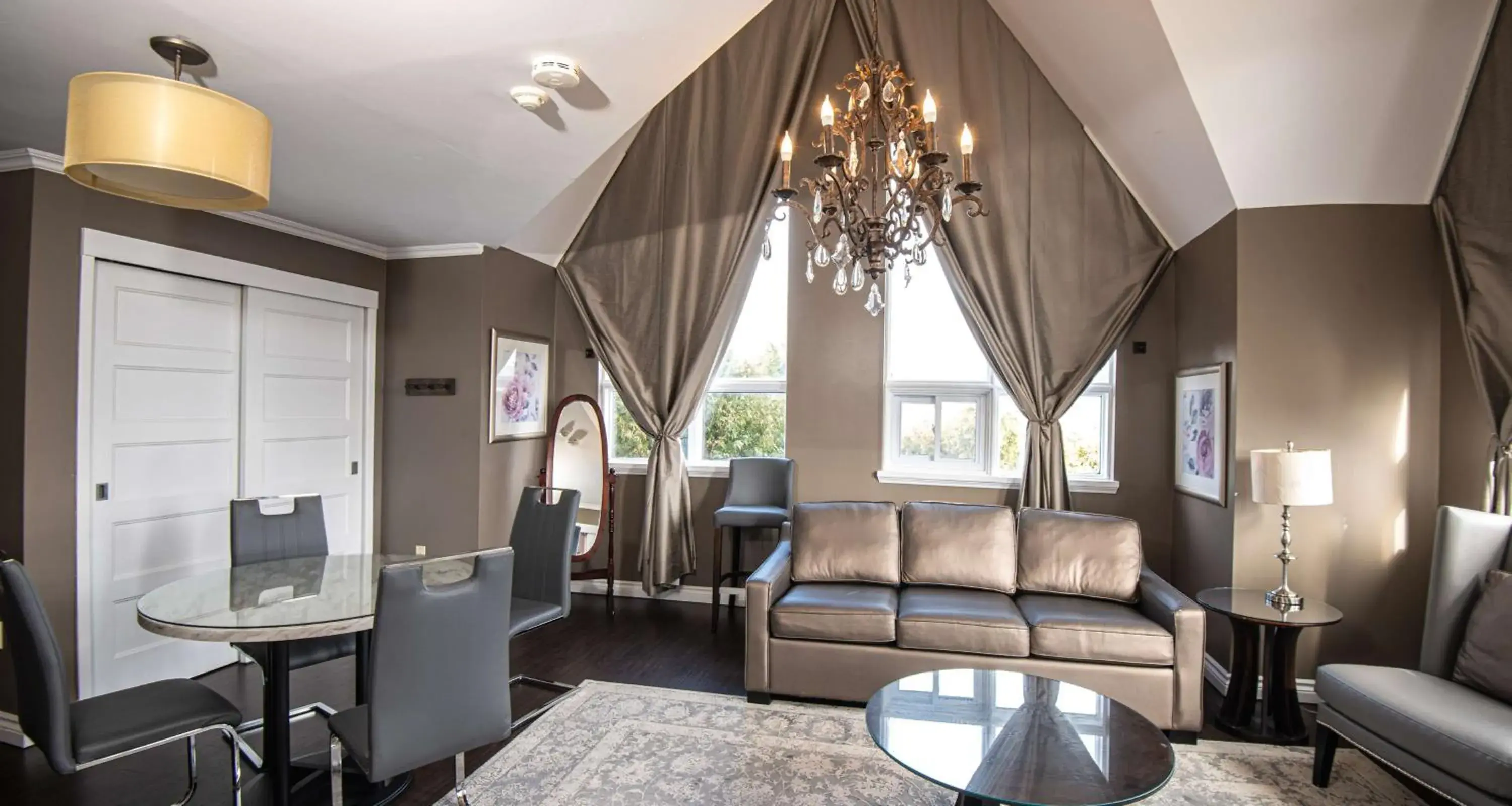 King Suite with Sofa Bed and Jacuzzi - Country View/Non-Smoking in Elm Hurst Inn & Spa King Suite with Sofa Bed and Jacuzzi - Country View/Non-Smoking in Elm Hurst Inn & Spa