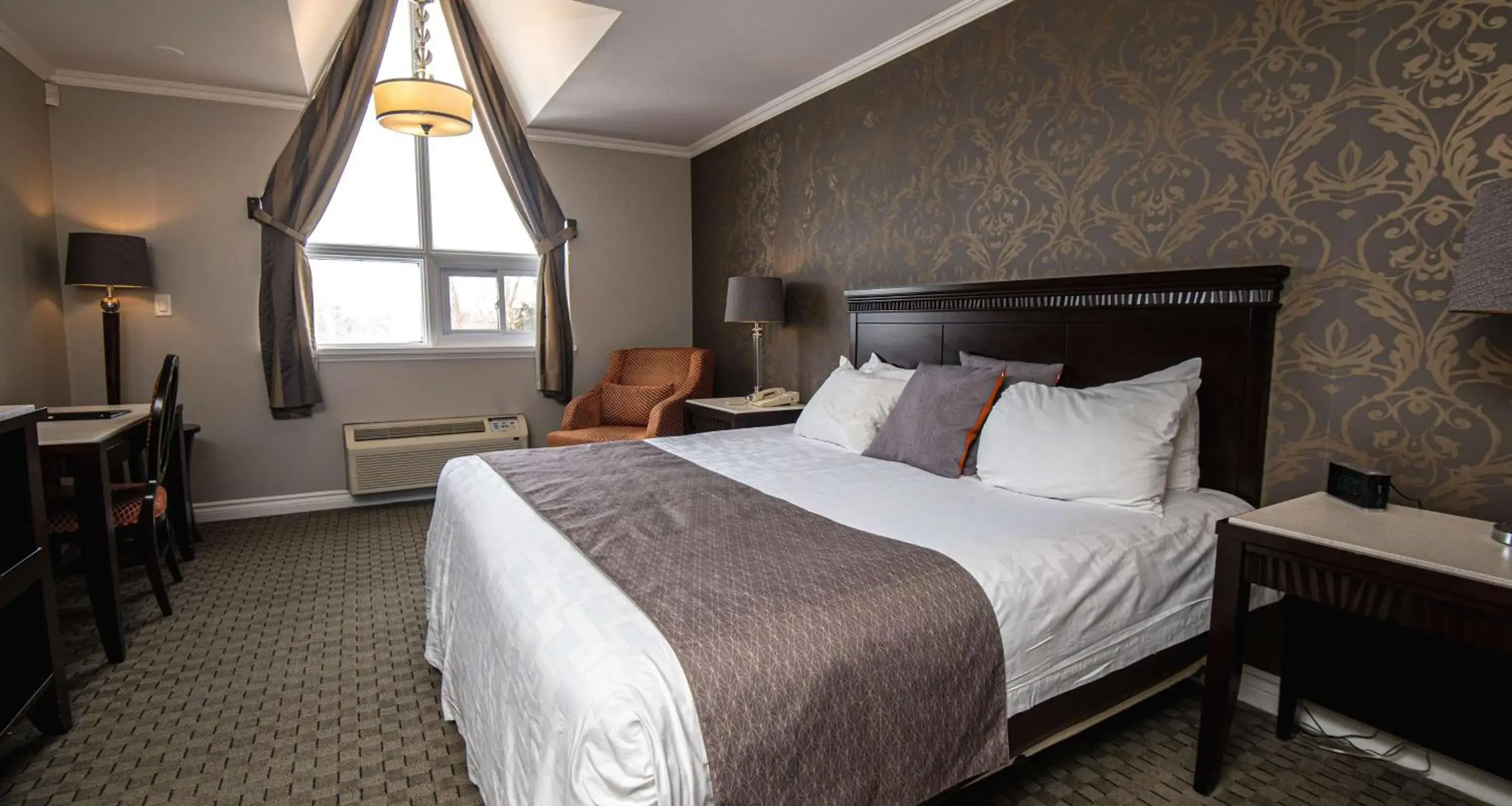 Deluxe King Room - Non-Smoking in Elm Hurst Inn & Spa Deluxe King Room - Non-Smoking in Elm Hurst Inn & Spa