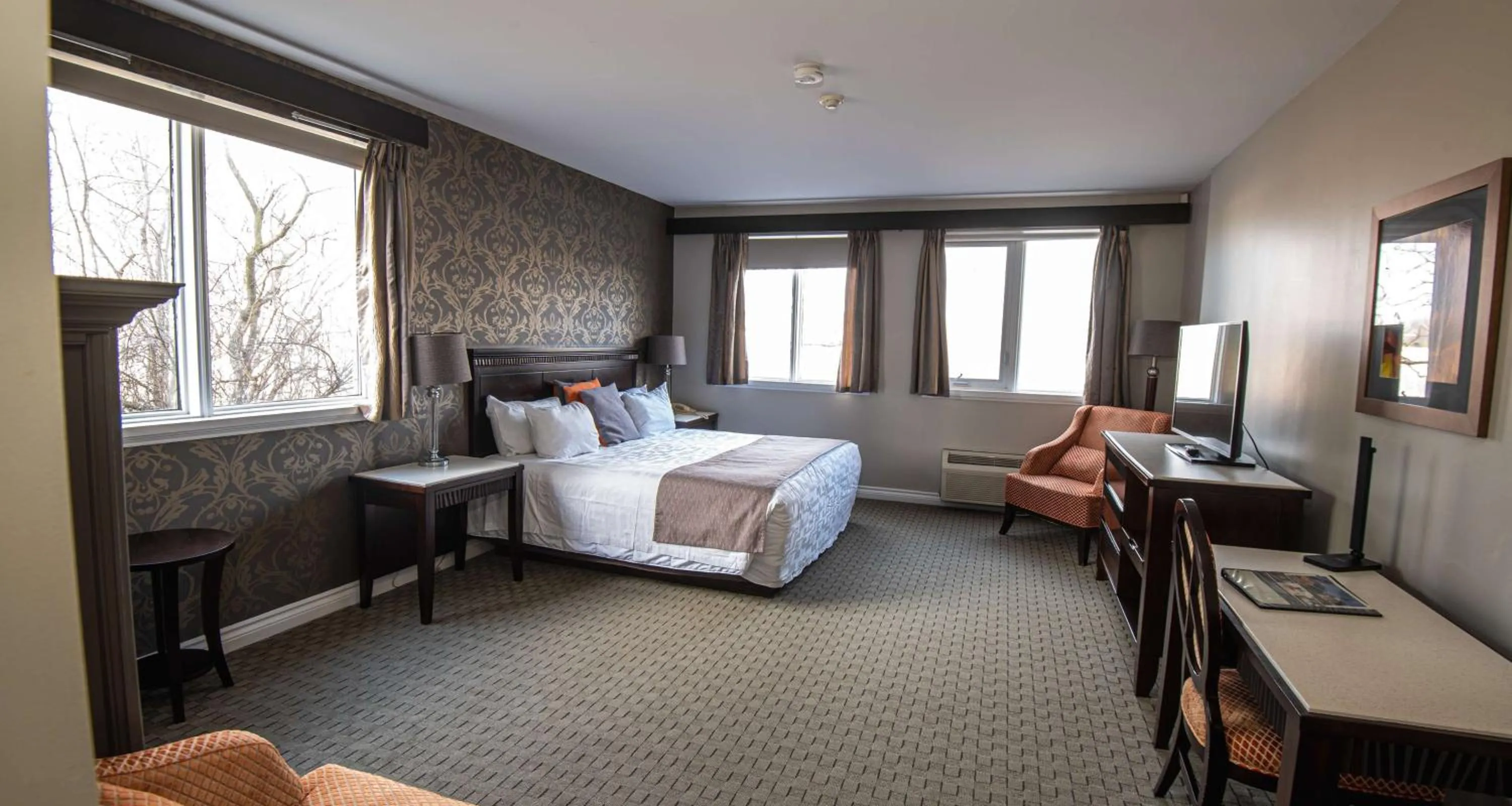 Large Corner King Room - Non-Smoking in Elm Hurst Inn & Spa