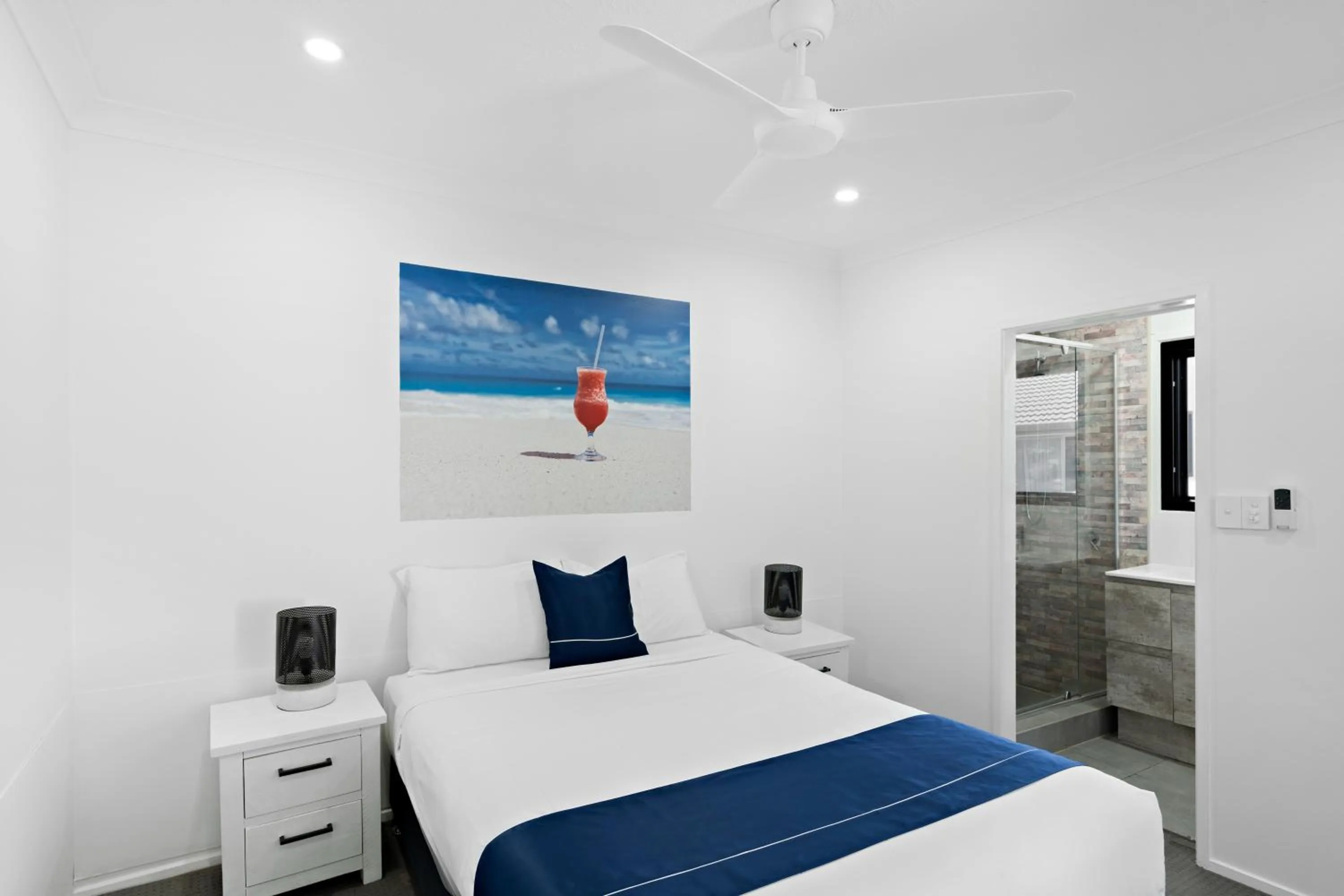 Bed in Montego Mermaid Beach Motel