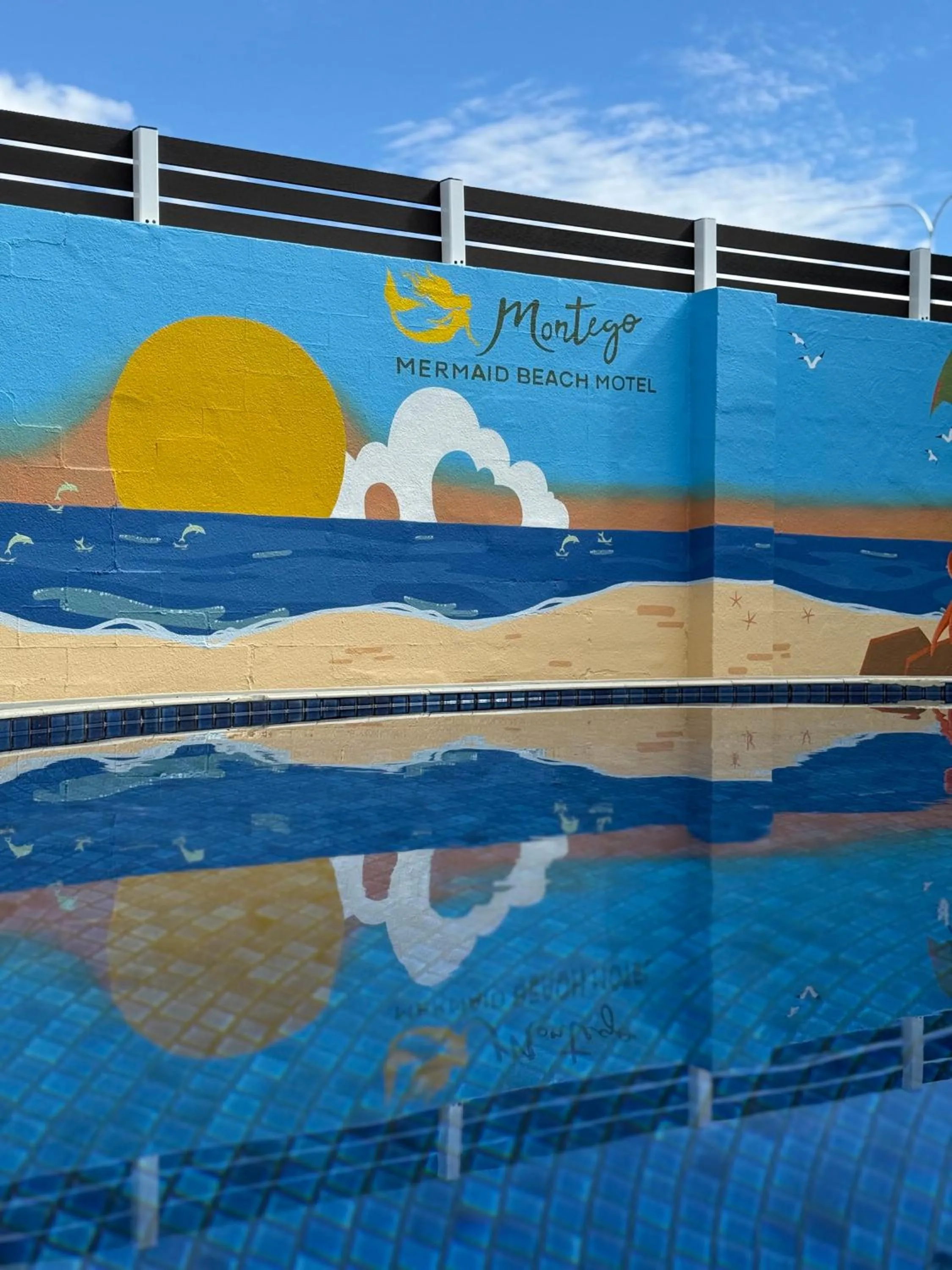 Swimming pool in Montego Mermaid Beach Motel