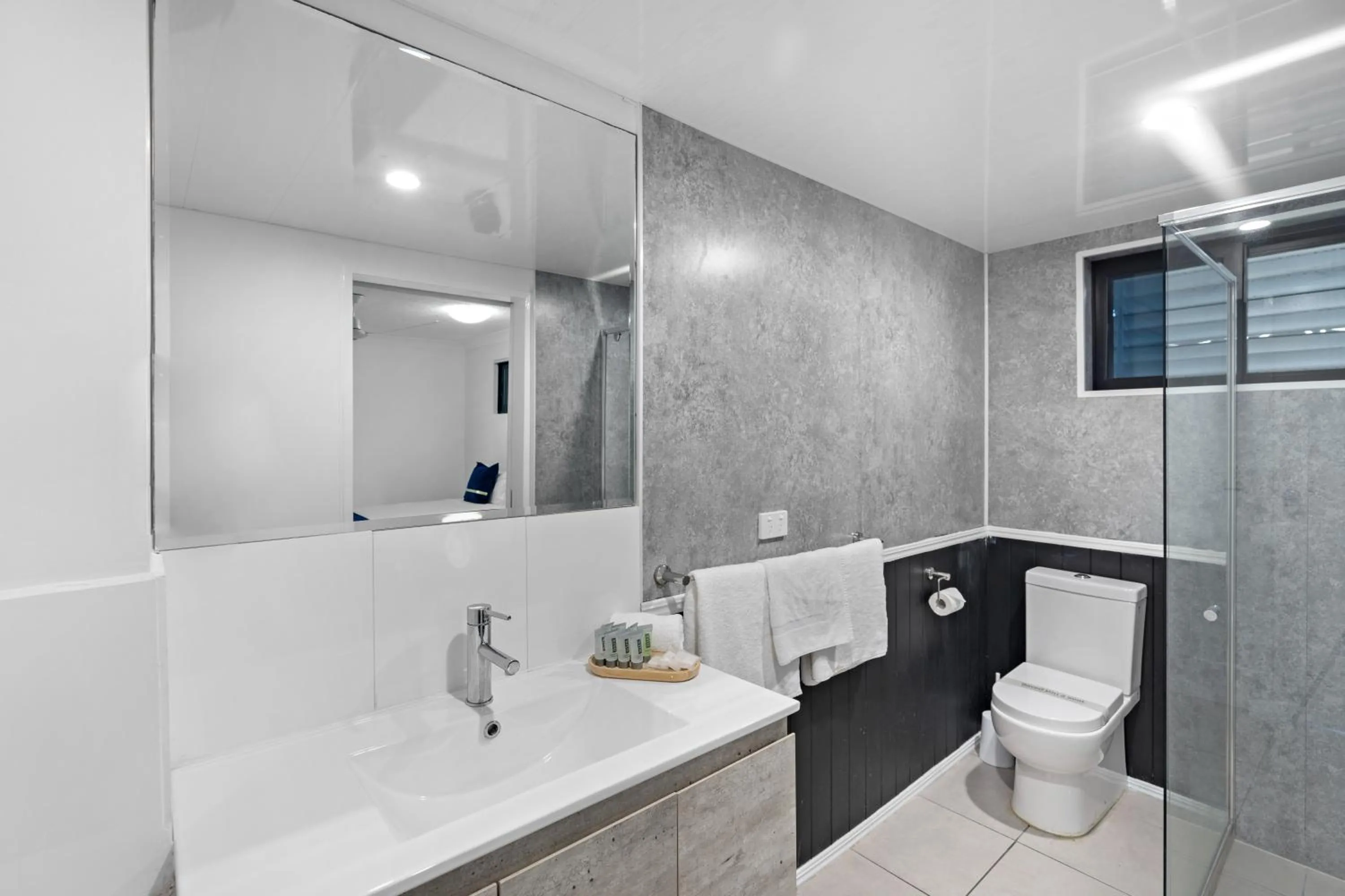 Bathroom in Montego Mermaid Beach Motel