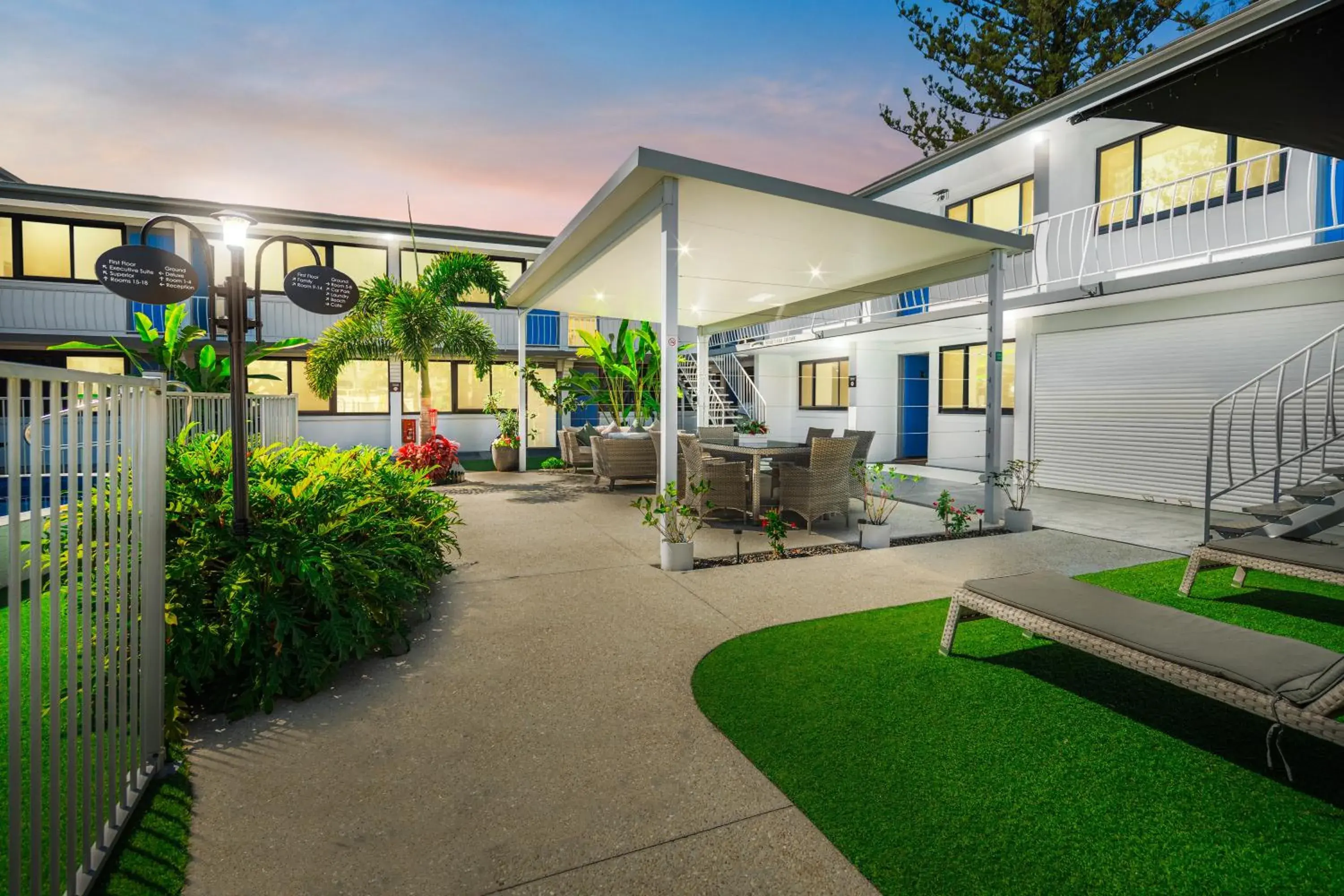 Facade/entrance in Montego Mermaid Beach Motel Facade/entrance in Montego Mermaid Beach Motel