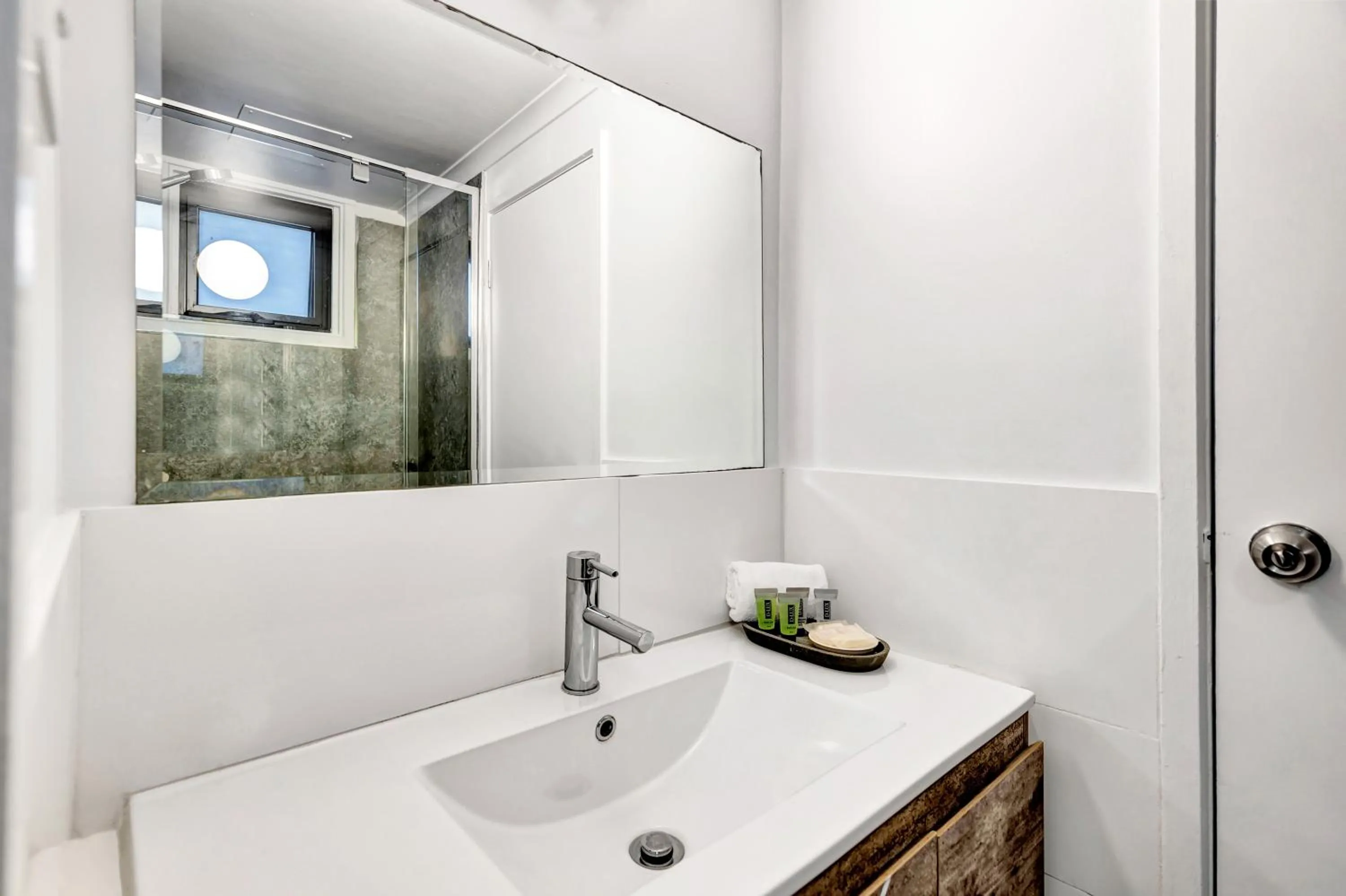 Shower in Montego Mermaid Beach Motel