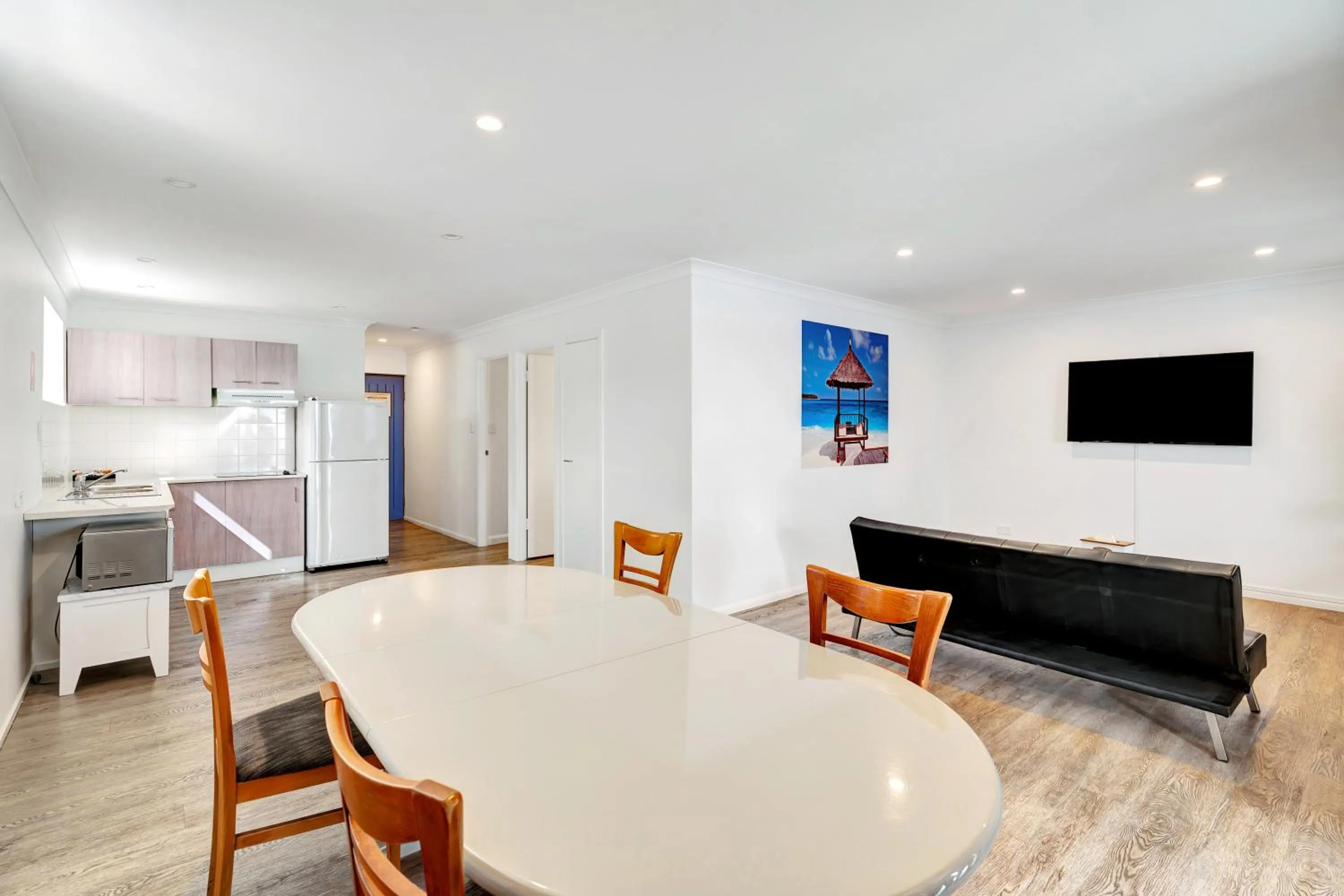 Communal lounge/ TV room in Montego Mermaid Beach Motel