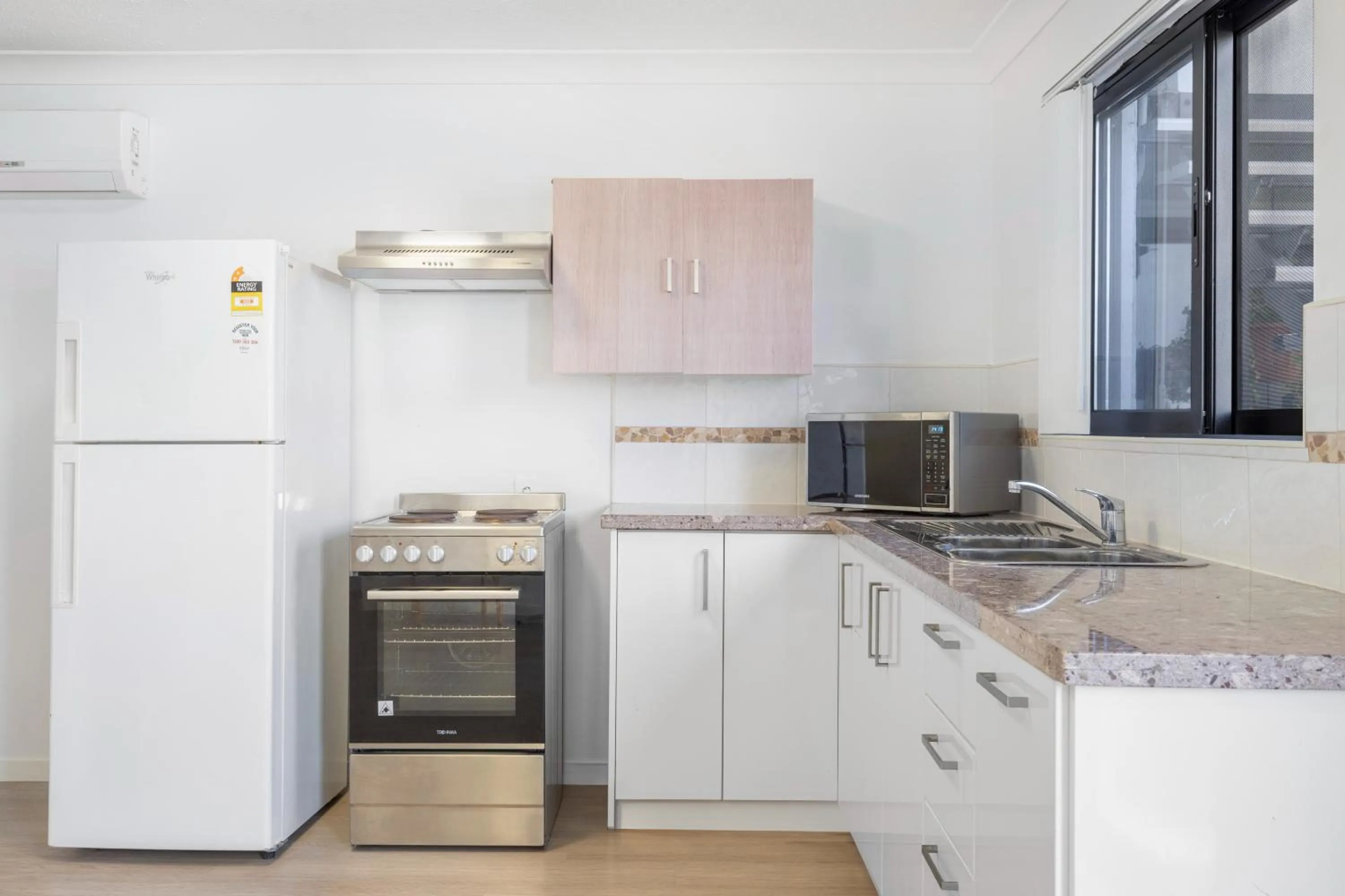 Kitchen or kitchenette in Montego Mermaid Beach Motel