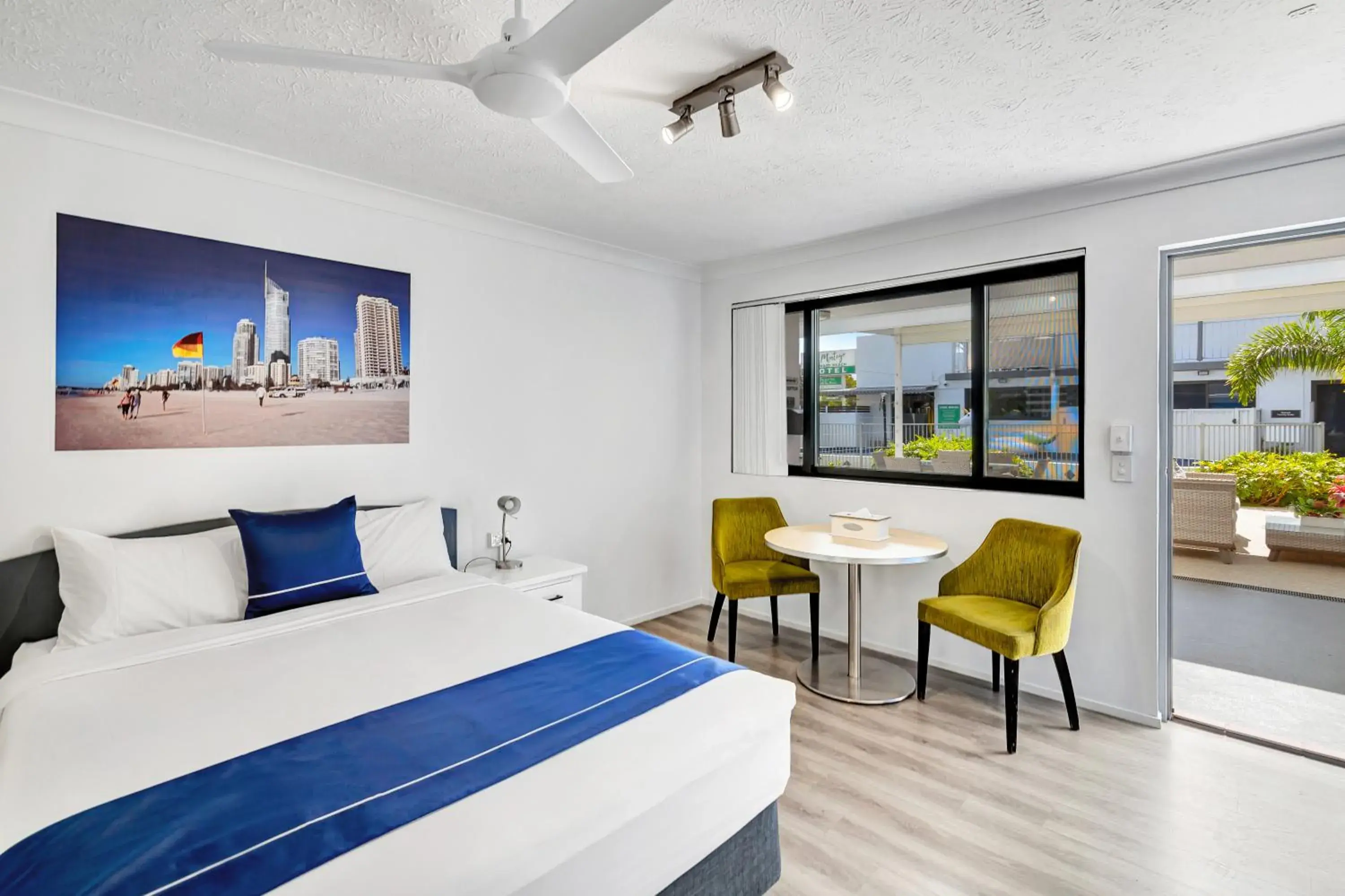 Bed in Montego Mermaid Beach Motel Bed in Montego Mermaid Beach Motel