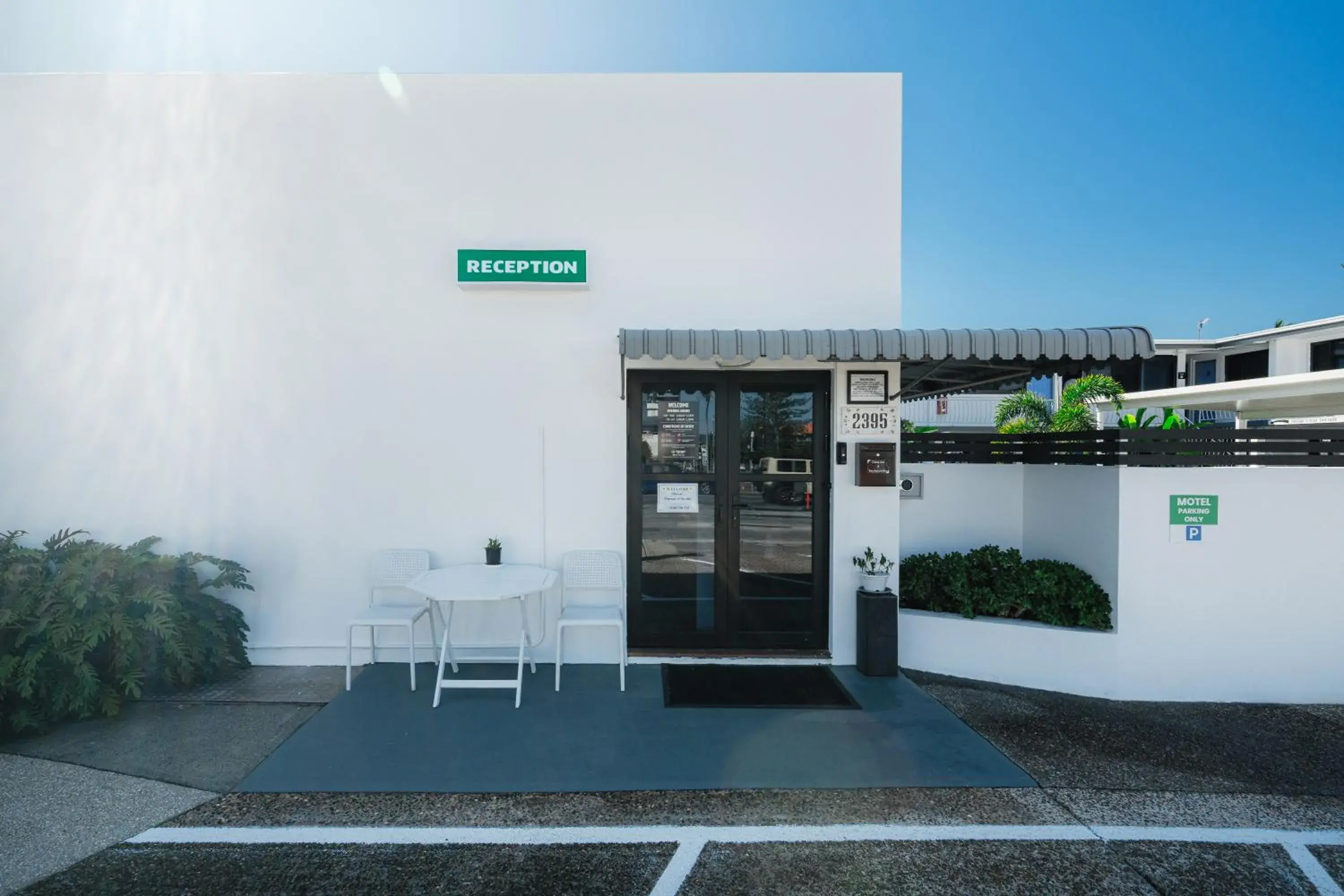 Property building in Montego Mermaid Beach Motel Property building in Montego Mermaid Beach Motel