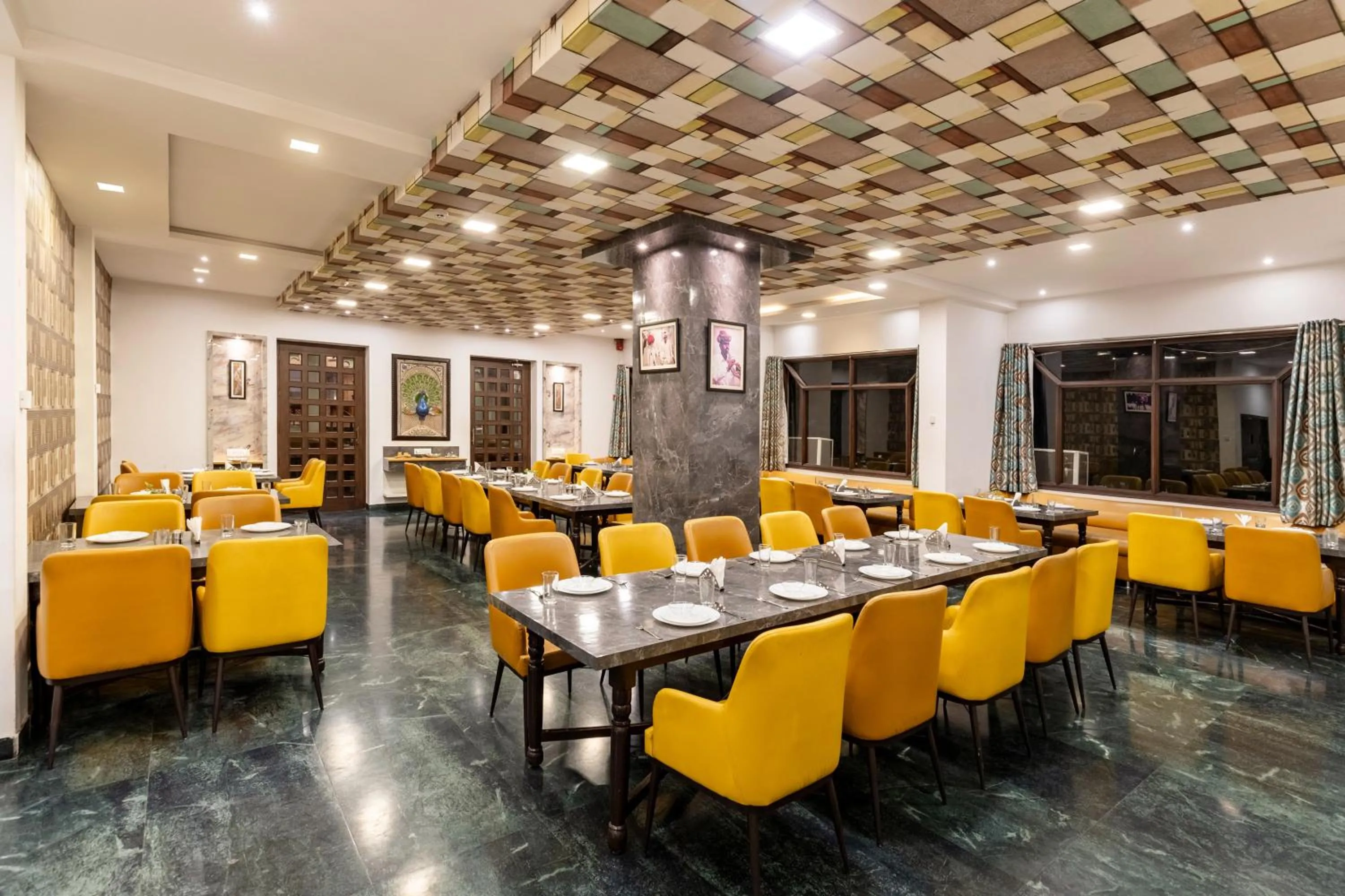 Restaurant/places to eat in Hotel Vishnupriya