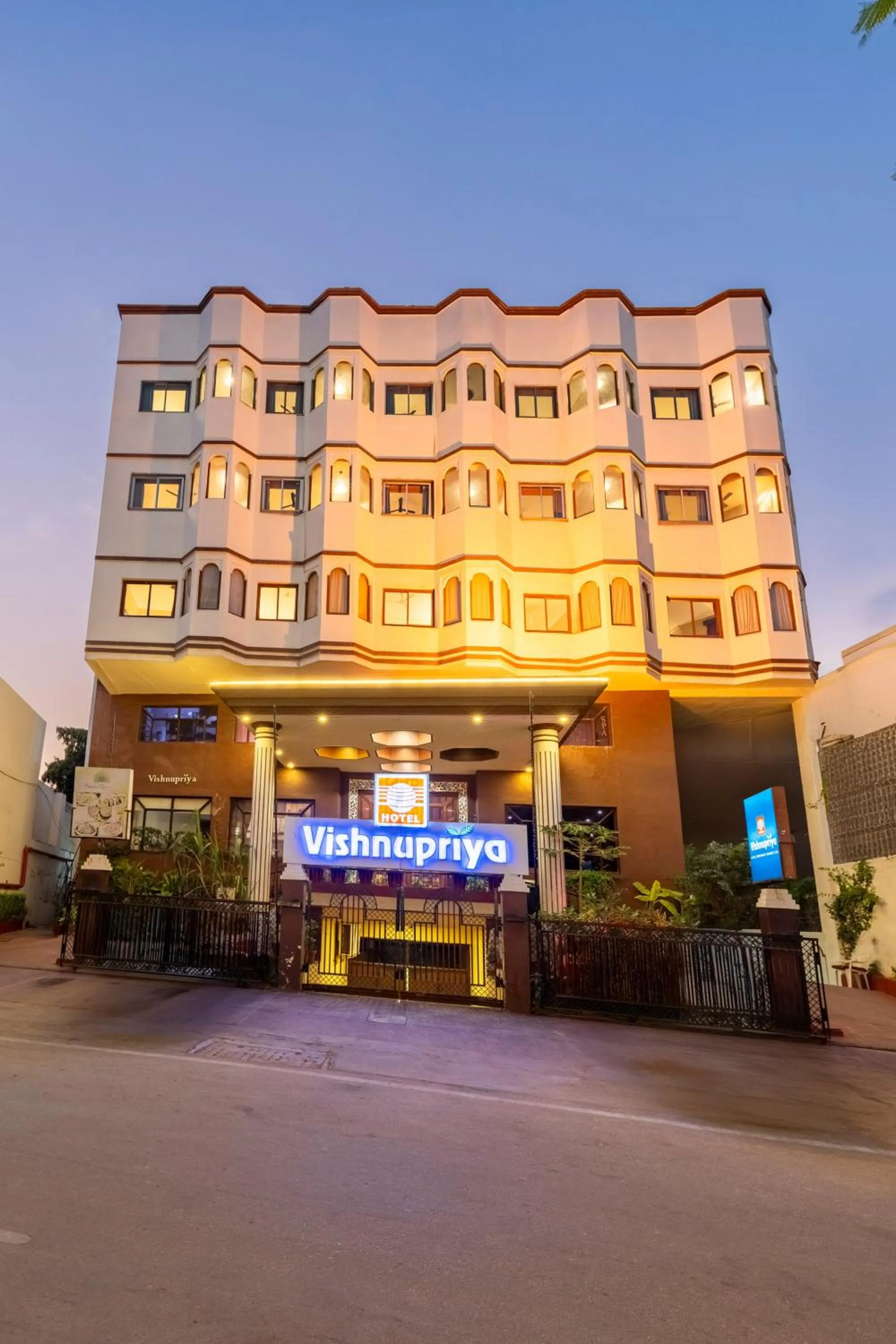 Facade/entrance in Hotel Vishnupriya