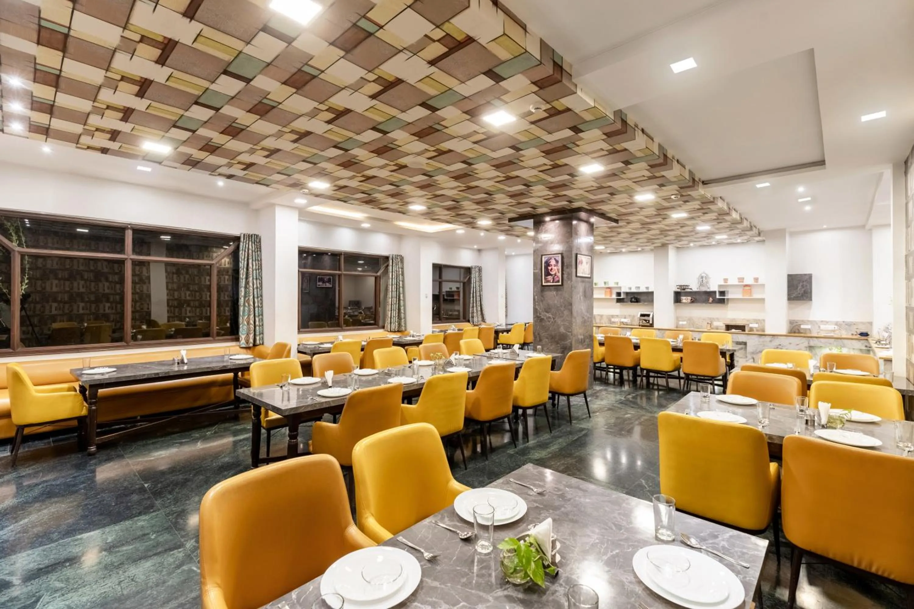 Restaurant/places to eat in Hotel Vishnupriya
