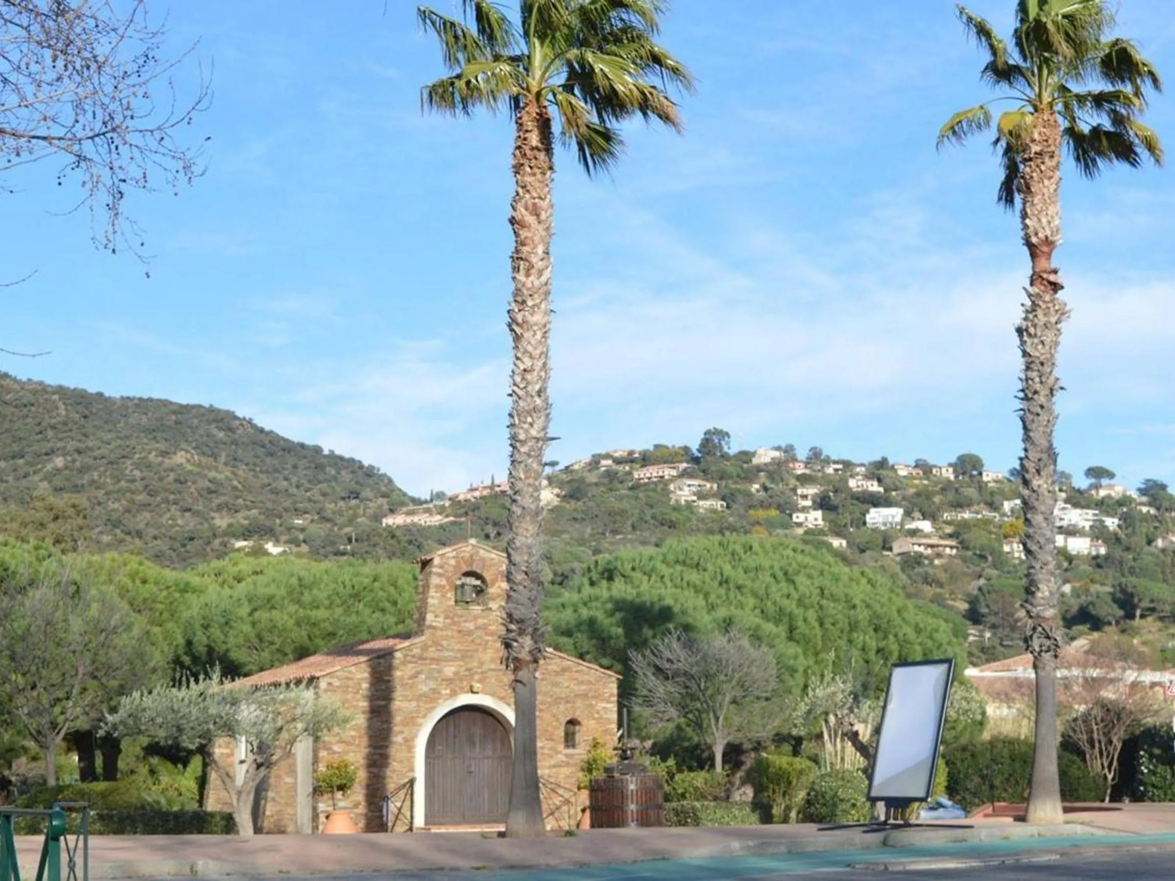 Studio 4 couchages avec terrasse, parking et proche plage au Lavandou - FR-1-251-240