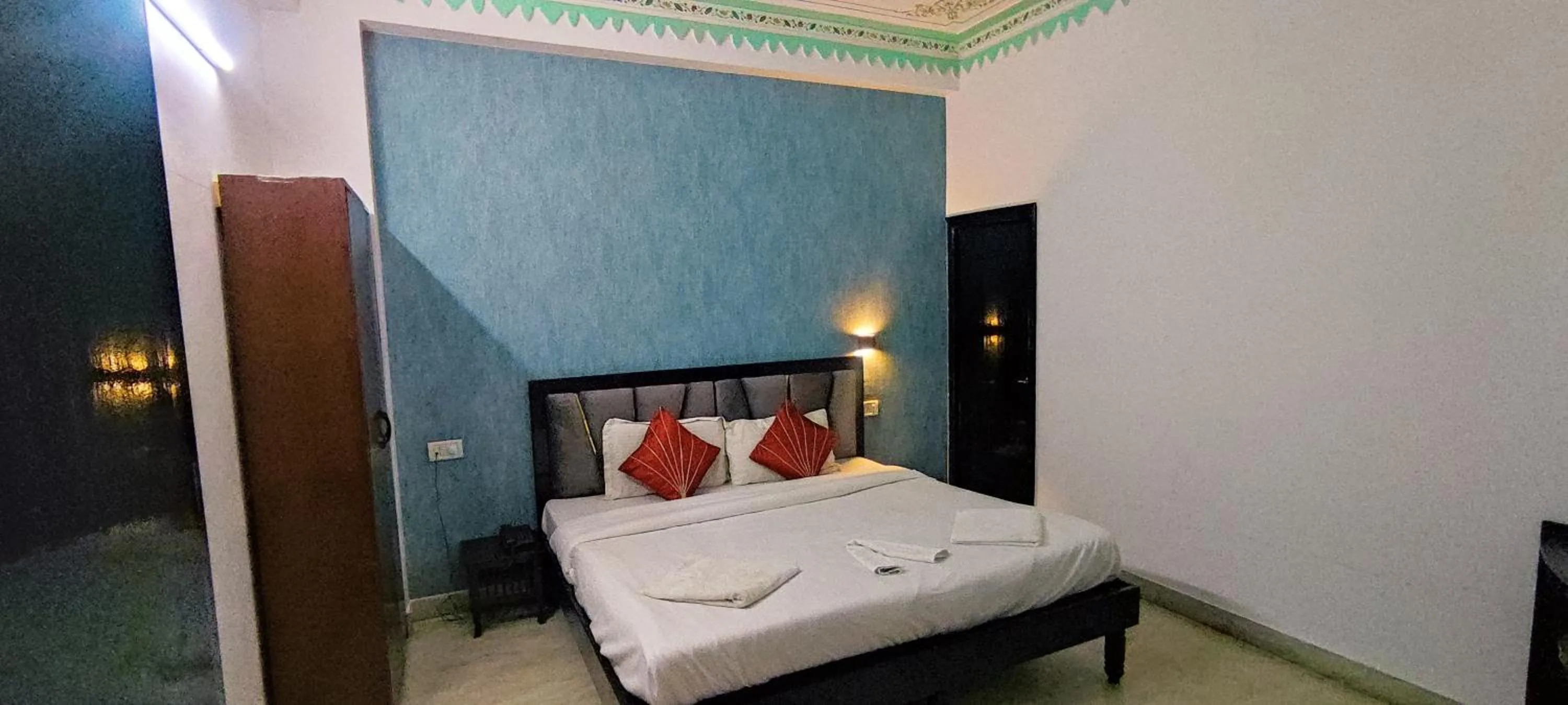 Deluxe Room in Hotel Mandiram Palace