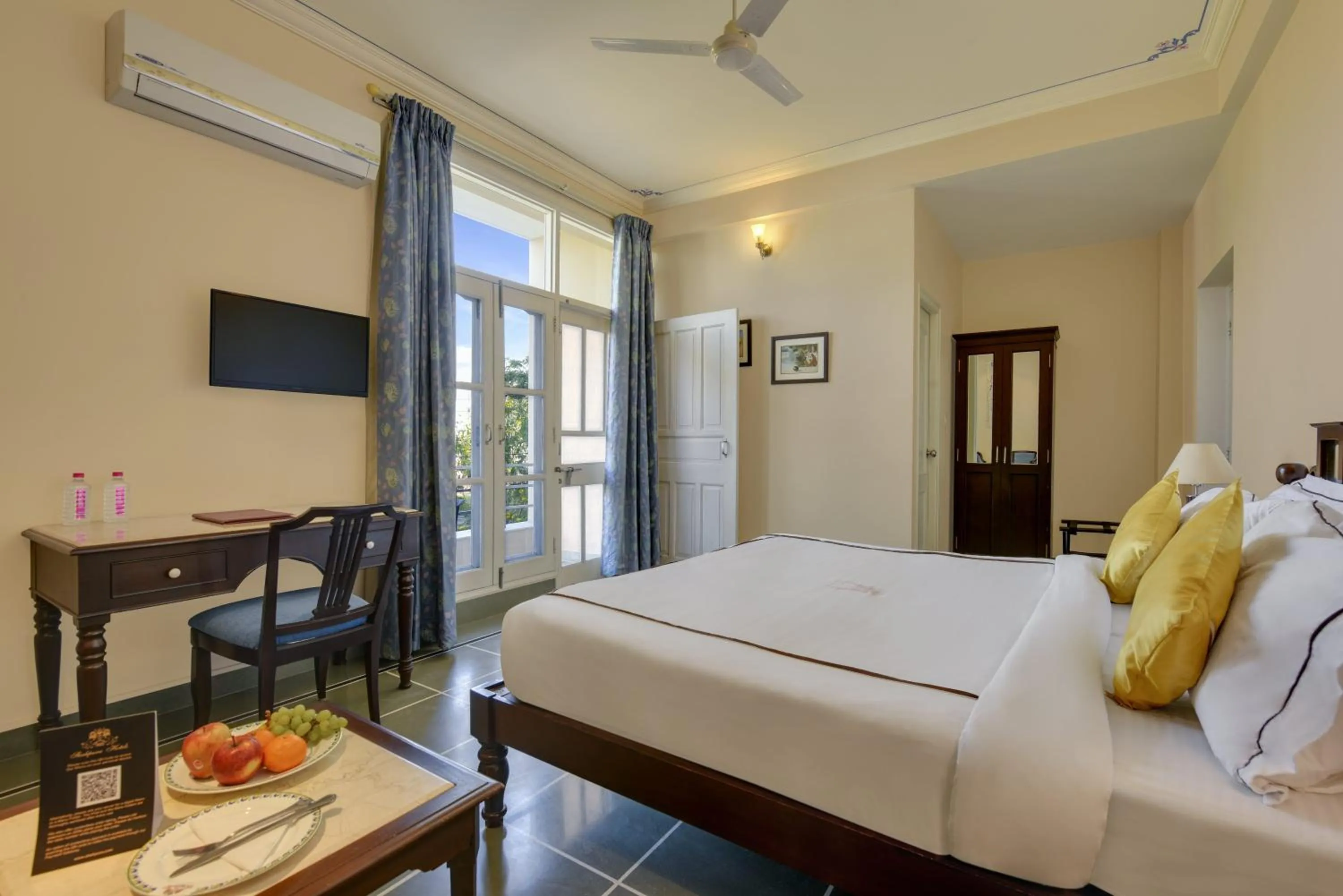 Photo of the whole room, Bed in Shahpura Dev Villa