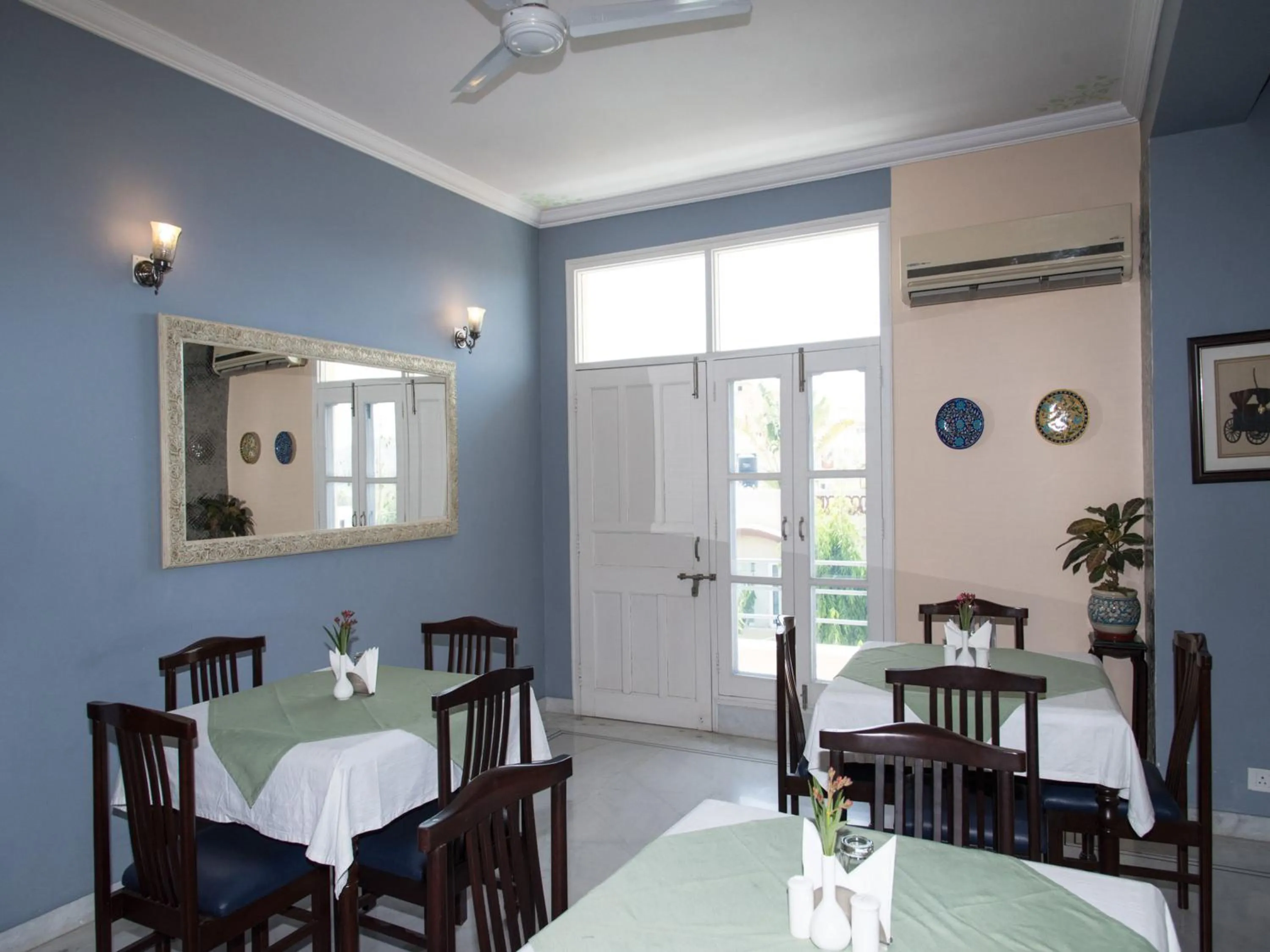 Restaurant/places to eat in Shahpura Dev Villa