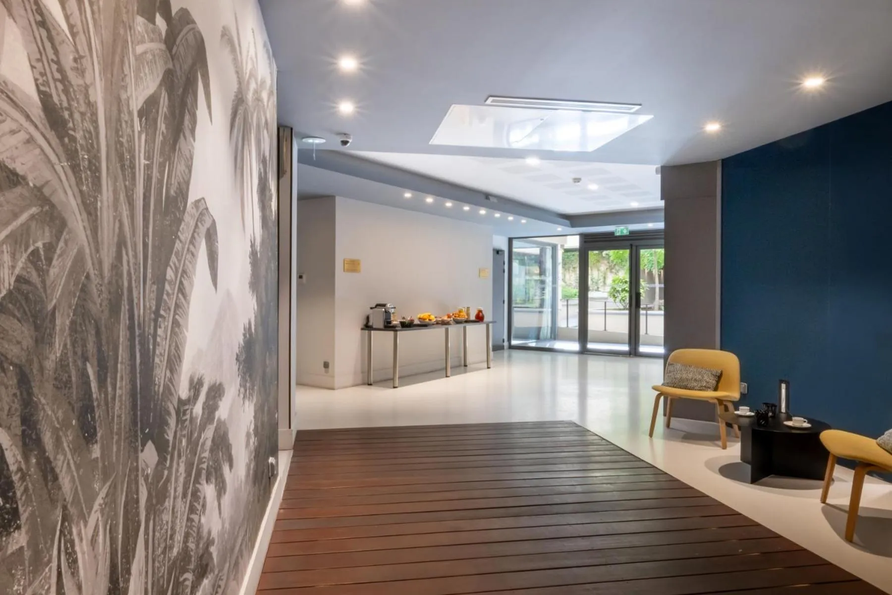 Lobby or reception in Nemea Appart Hotel Cannes Palais