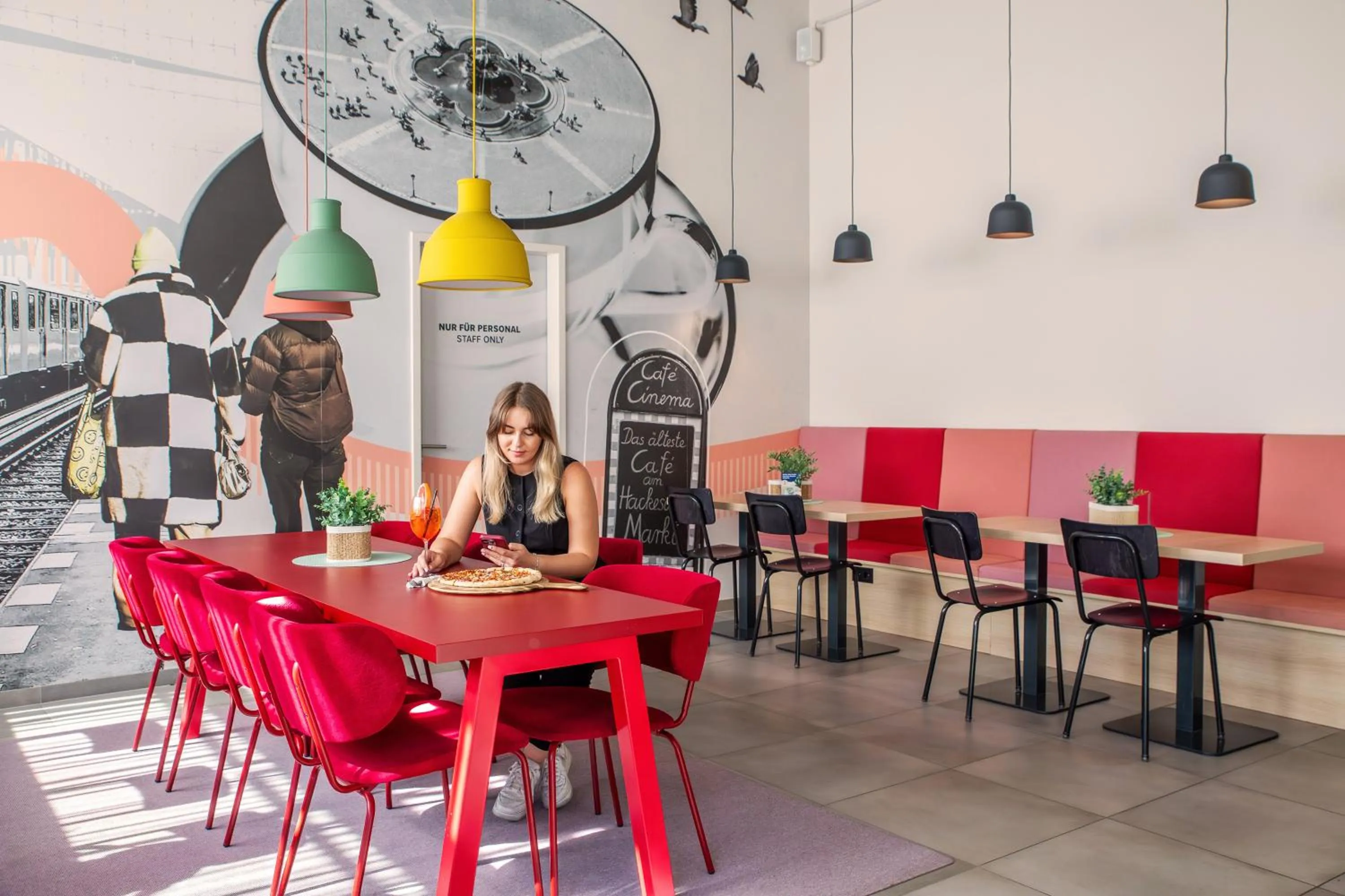 Communal lounge/ TV room in MEININGER Hotel Berlin Airport