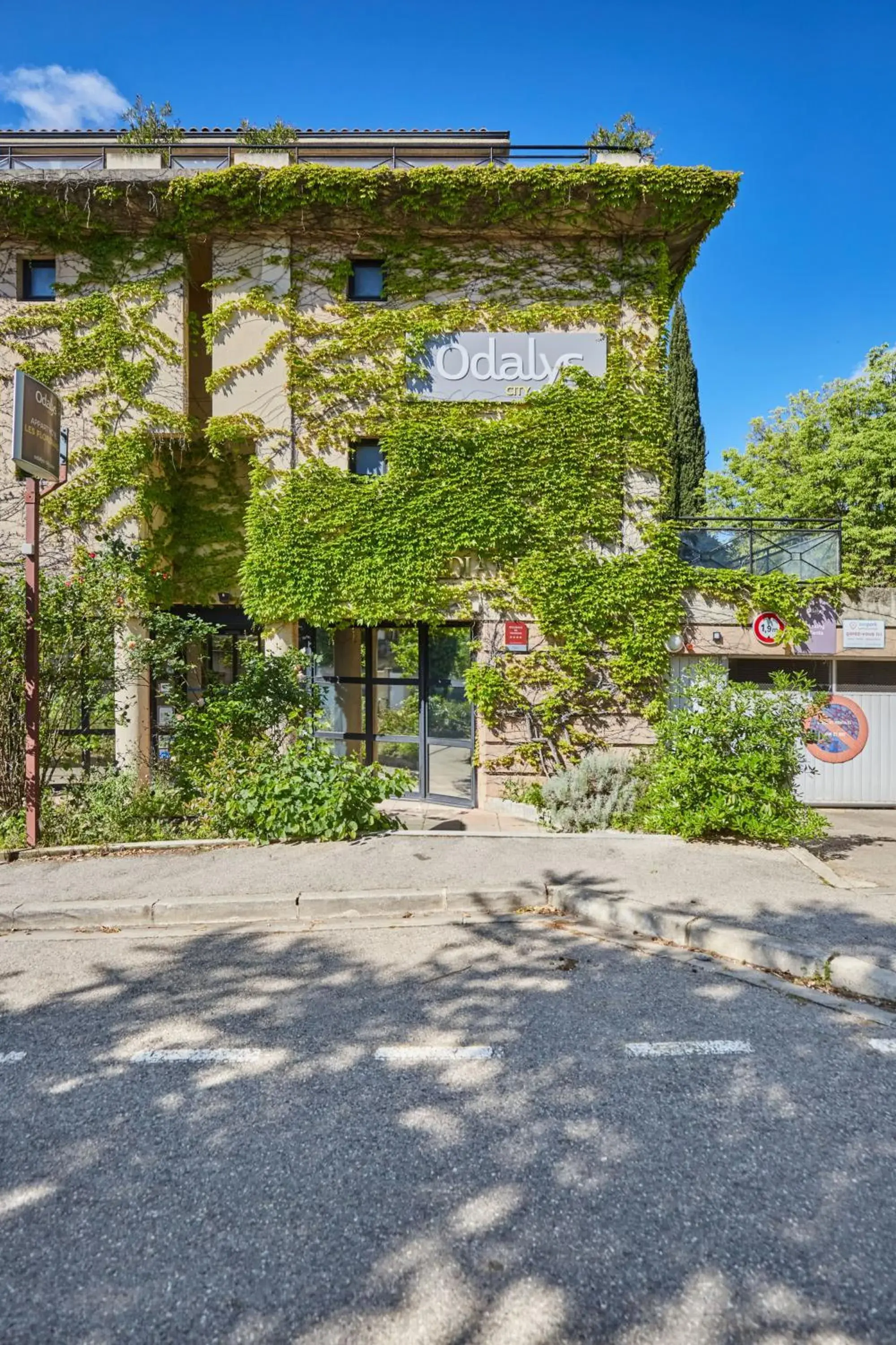 Property building in Appart Hotel Odalys City Aix en Provence Les Floridianes Property building in Appart Hotel Odalys City Aix en Provence Les Floridianes