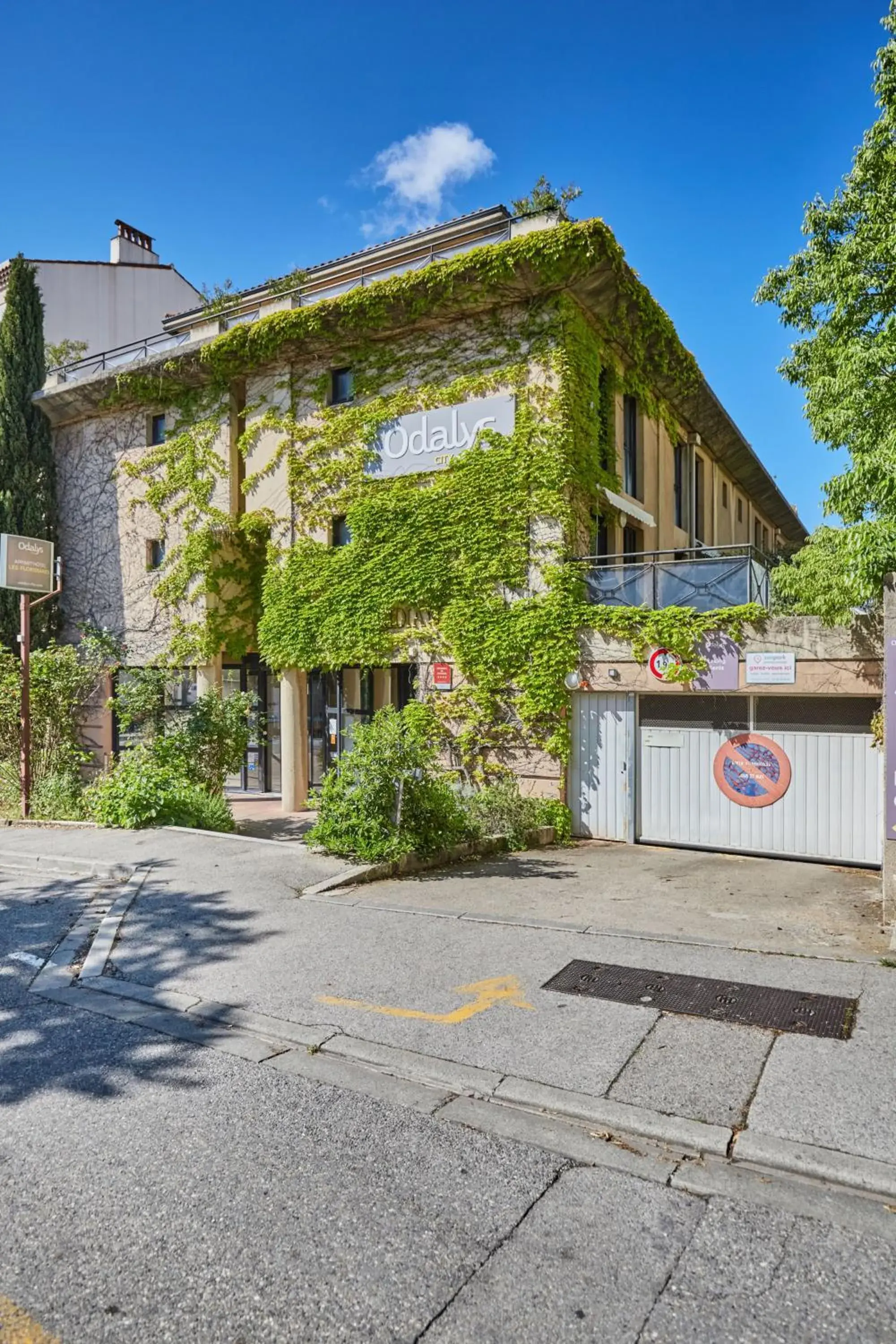 Property building in Appart Hotel Odalys City Aix en Provence Les Floridianes Property building in Appart Hotel Odalys City Aix en Provence Les Floridianes
