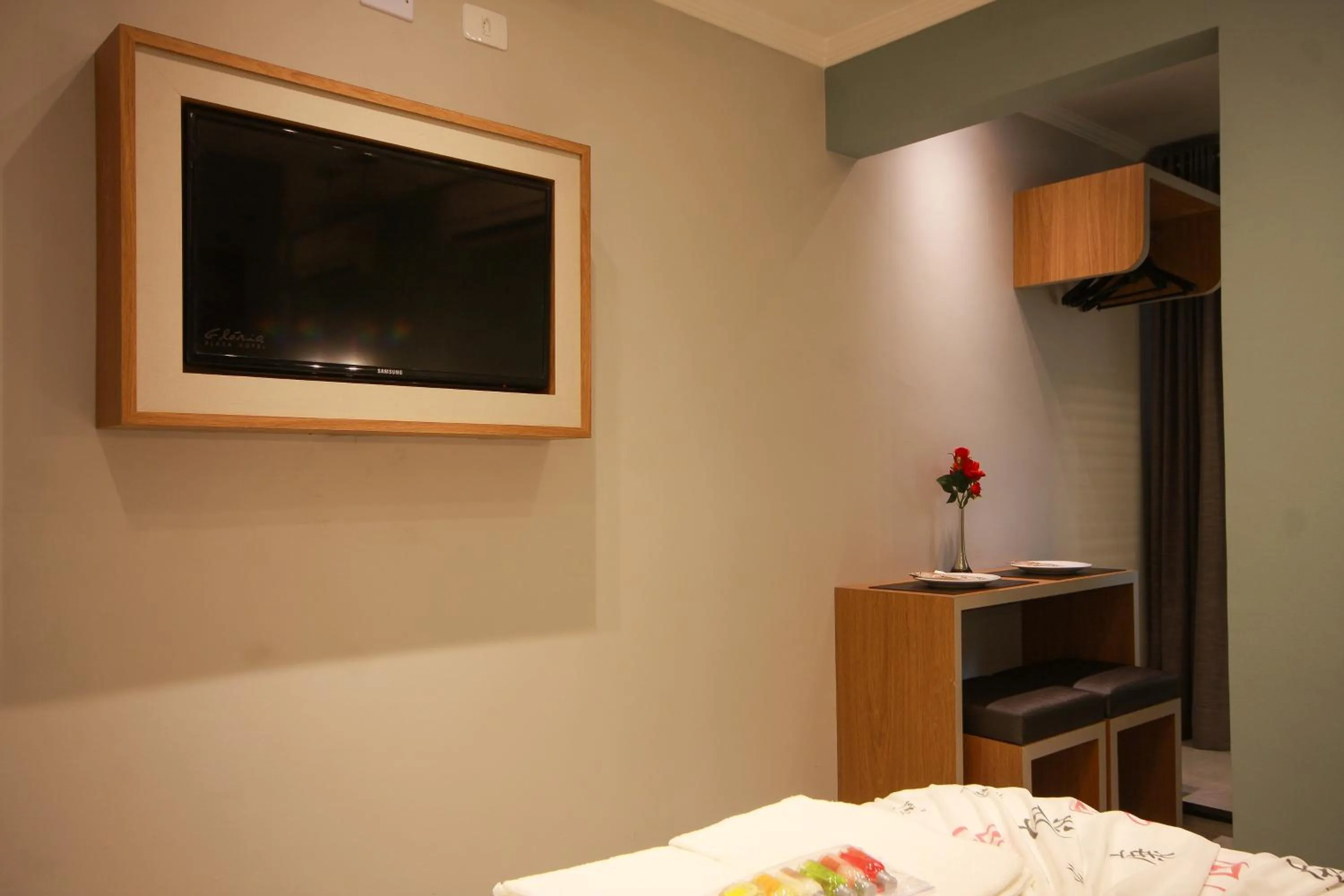 Photo of the whole room, Bed in Glória Plaza Hotel (Adults Only)