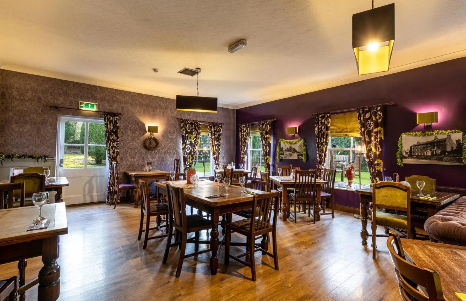 Restaurant/places to eat in Alston House Hotel
