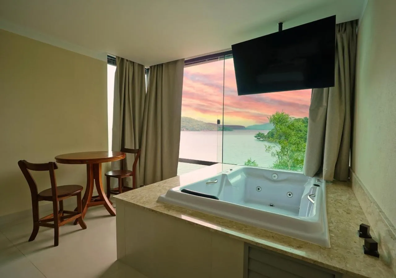Suite with Hot Tub in Pousada e Restaurante Mangue Seco Angra