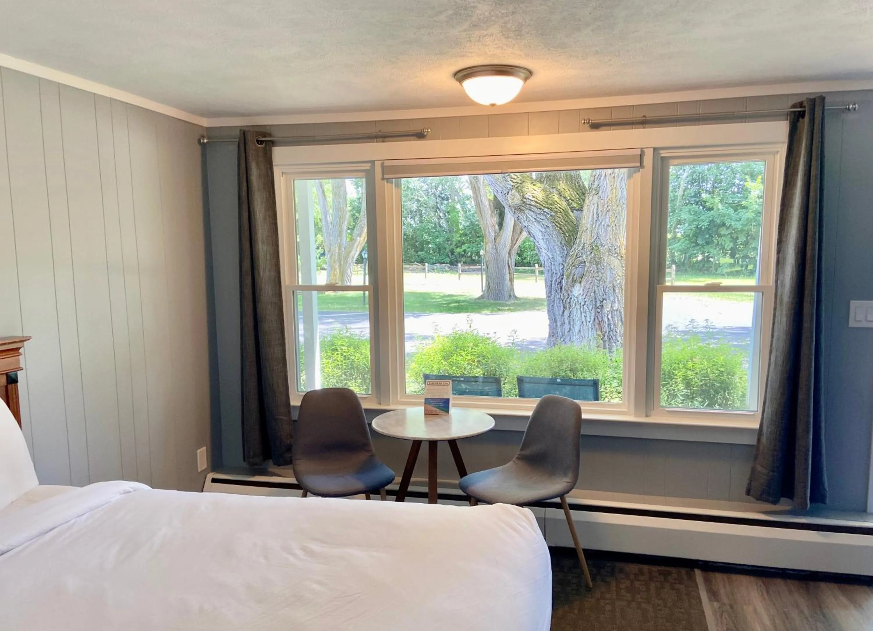 Seating area, Bed in Elk Rapids Lakeshore Inn