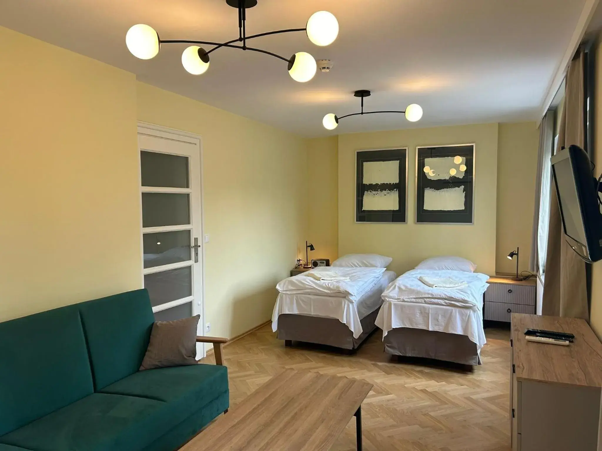 Two-Bedroom Deluxe Apartment in Cybulskiego Guest Rooms Two-Bedroom Deluxe Apartment in Cybulskiego Guest Rooms