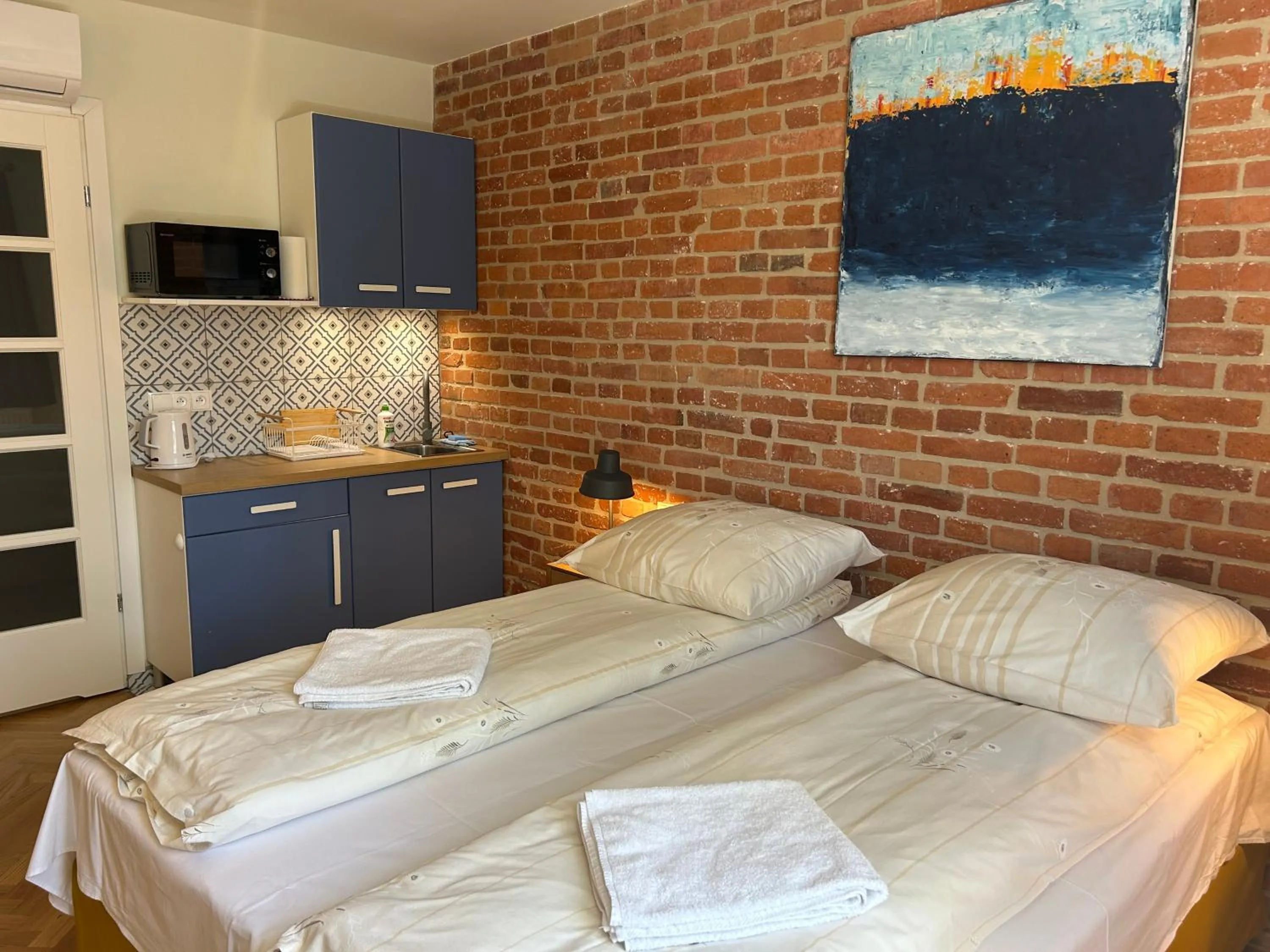 Kitchen or kitchenette, Bed in Cybulskiego Guest Rooms