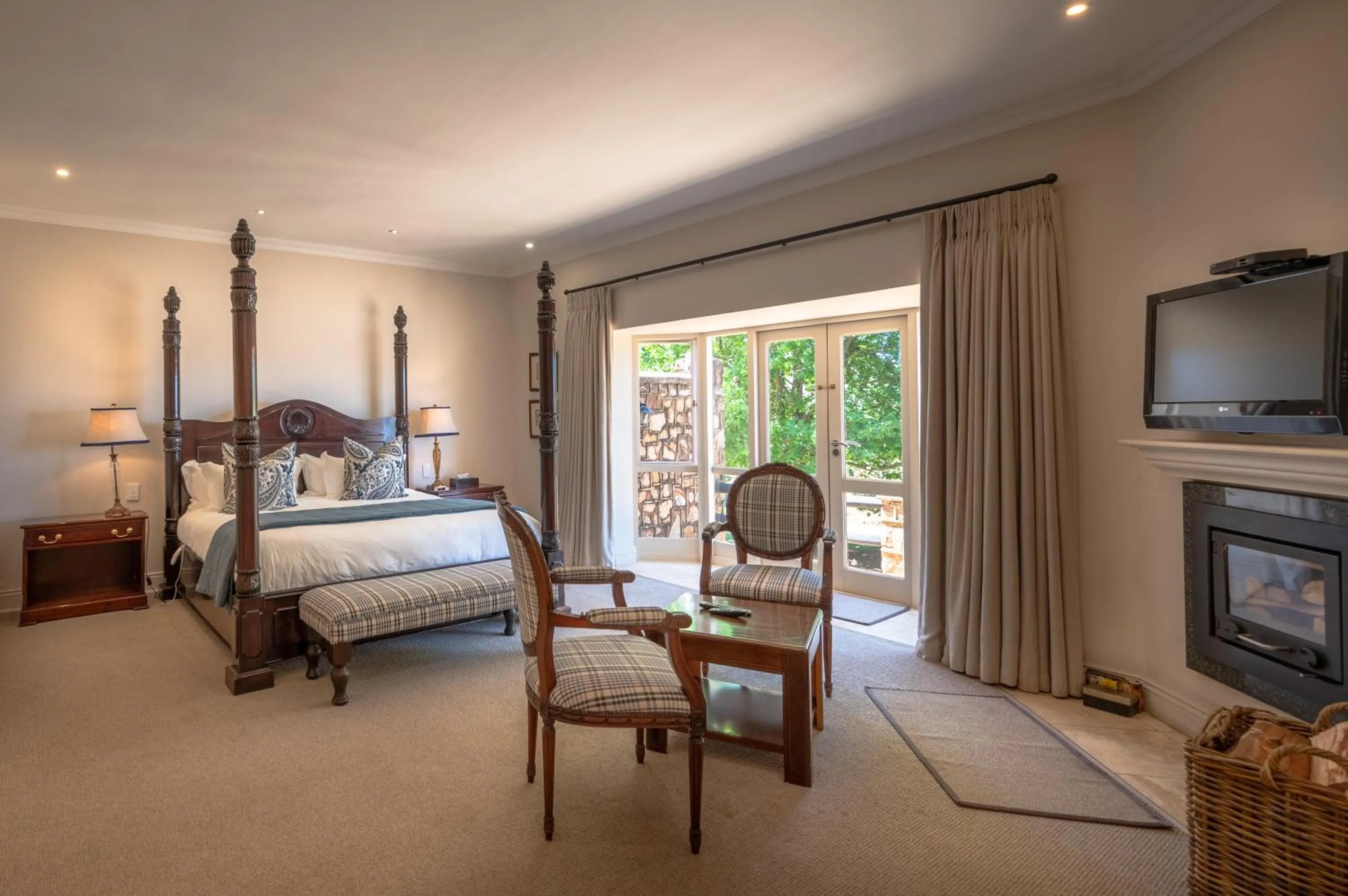 TV and multimedia, Bed in Walkersons Hotel & Spa