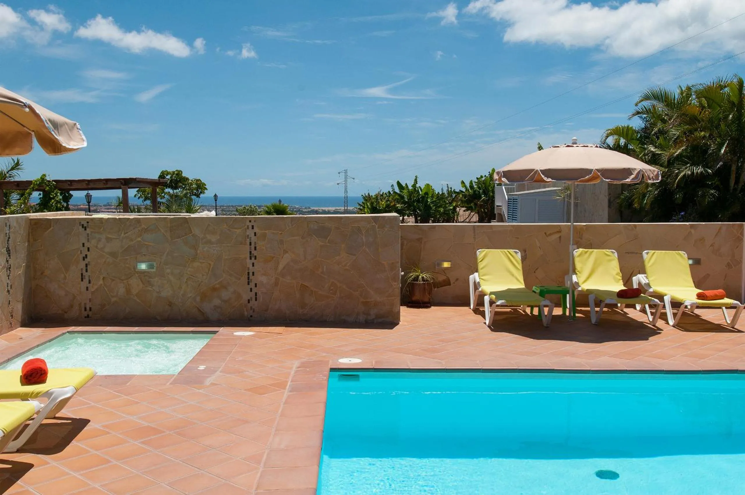 Swimming pool in Villa Los Azules with pool and jacuzzi