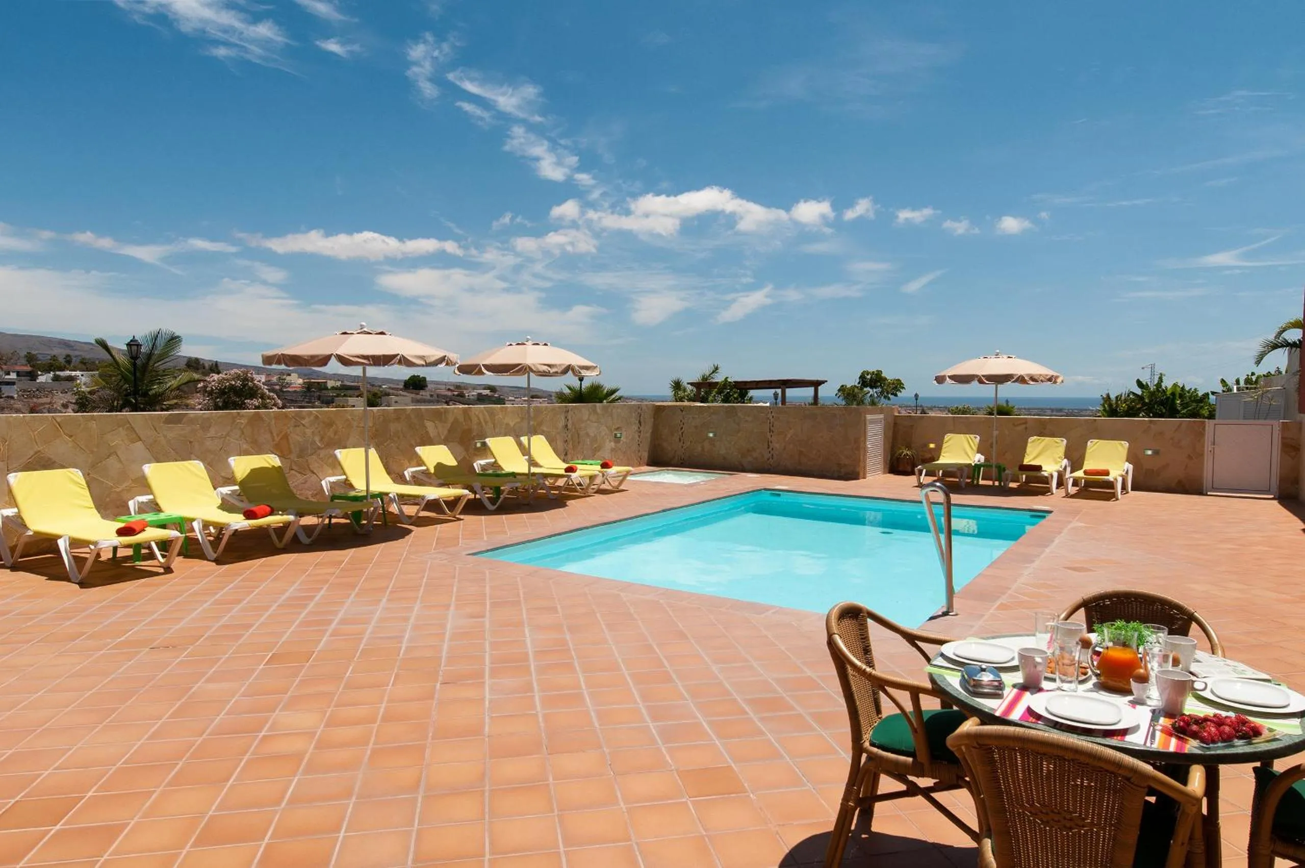 Solarium in Villa Los Azules with pool and jacuzzi