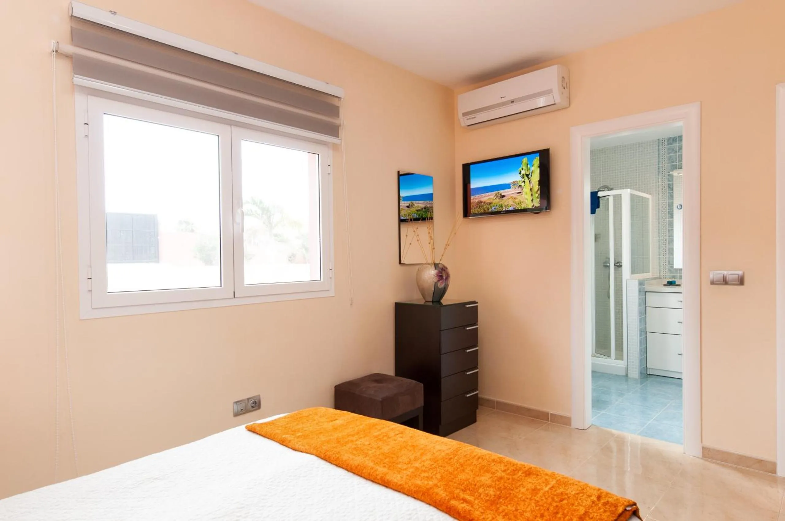 Bed in Villa Los Azules with pool and jacuzzi